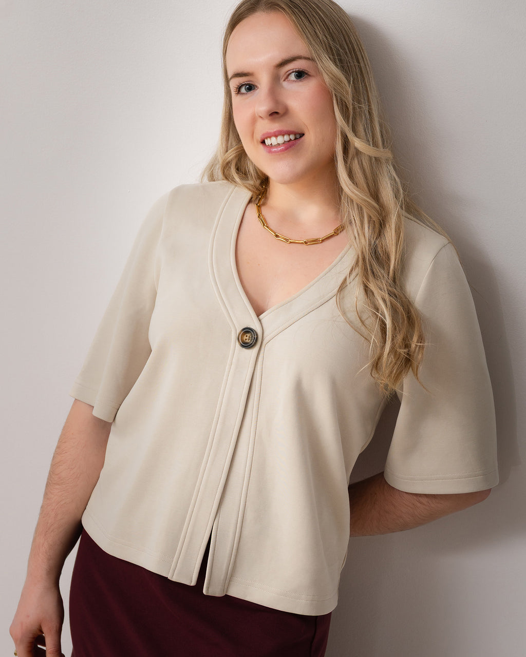 Cardigan beige à manches courte à un bouton, ample en tissu extensible doux, haut confortable et polyvalent facile à agencer, idéal pour un look casual chic au quotidien.