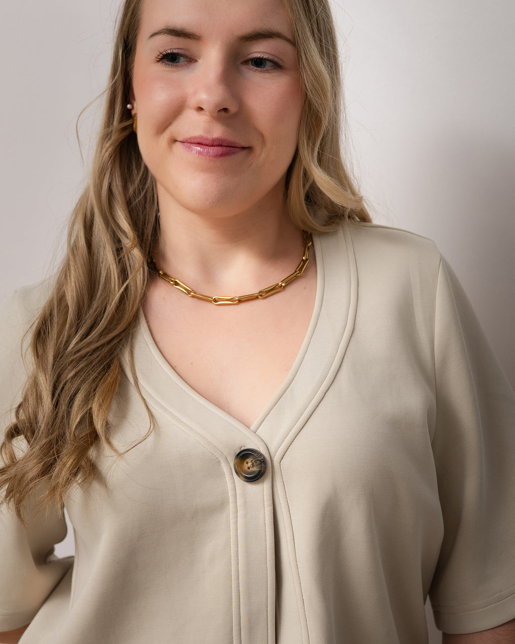 Cardigan beige à manches courte à un bouton, ample en tissu extensible doux, haut confortable et polyvalent facile à agencer, idéal pour un look casual chic au quotidien.
