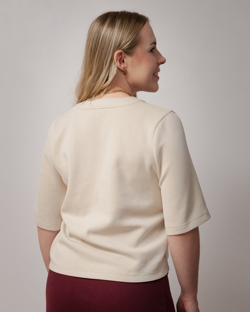Cardigan beige à manches courte à un bouton, ample en tissu extensible doux, haut confortable et polyvalent facile à agencer, idéal pour un look casual chic au quotidien.