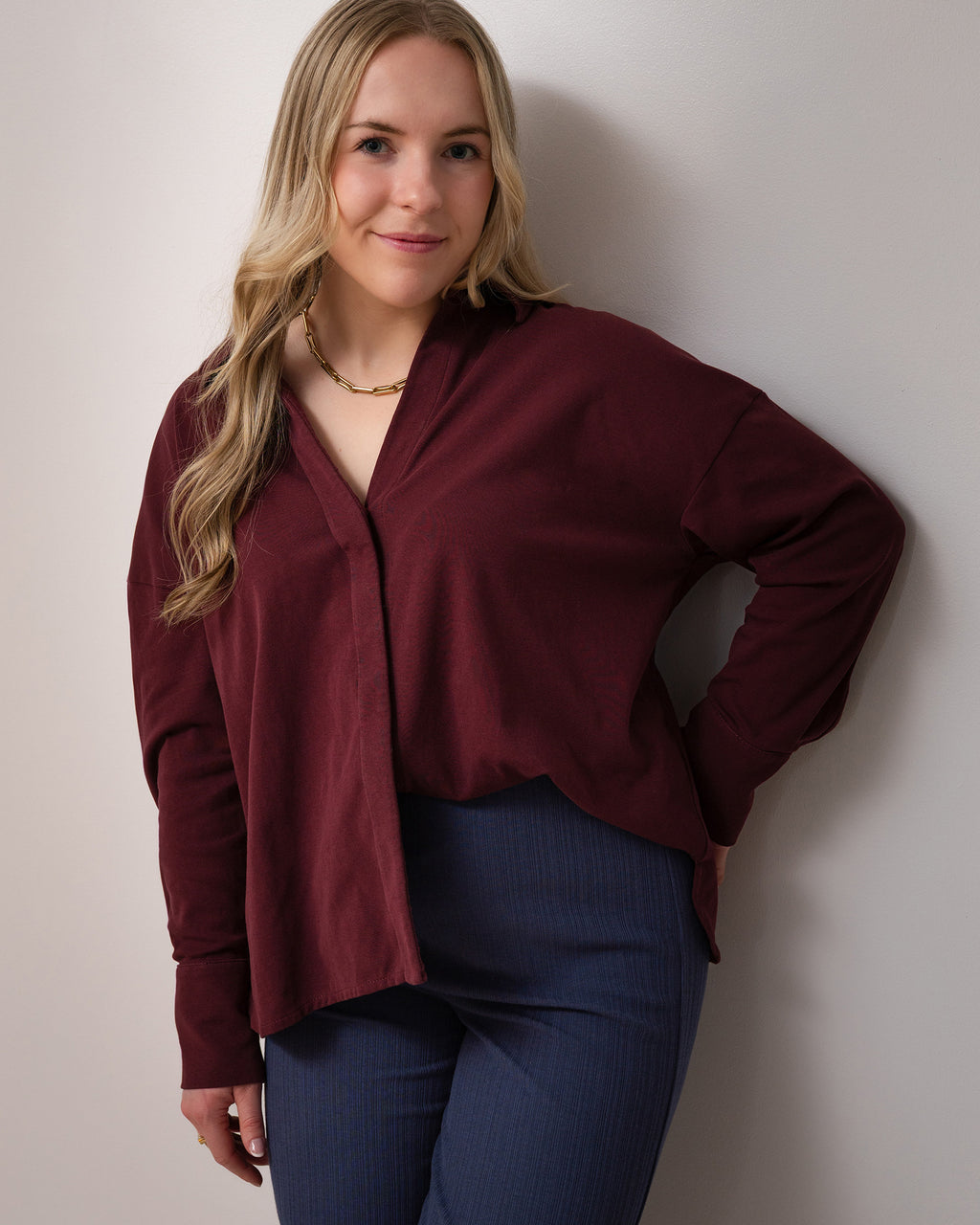 Chemise bourgogne à manches longues oversize pour femme, bouton invisible, coupe simple et ample. Tissu confortable, extensible.