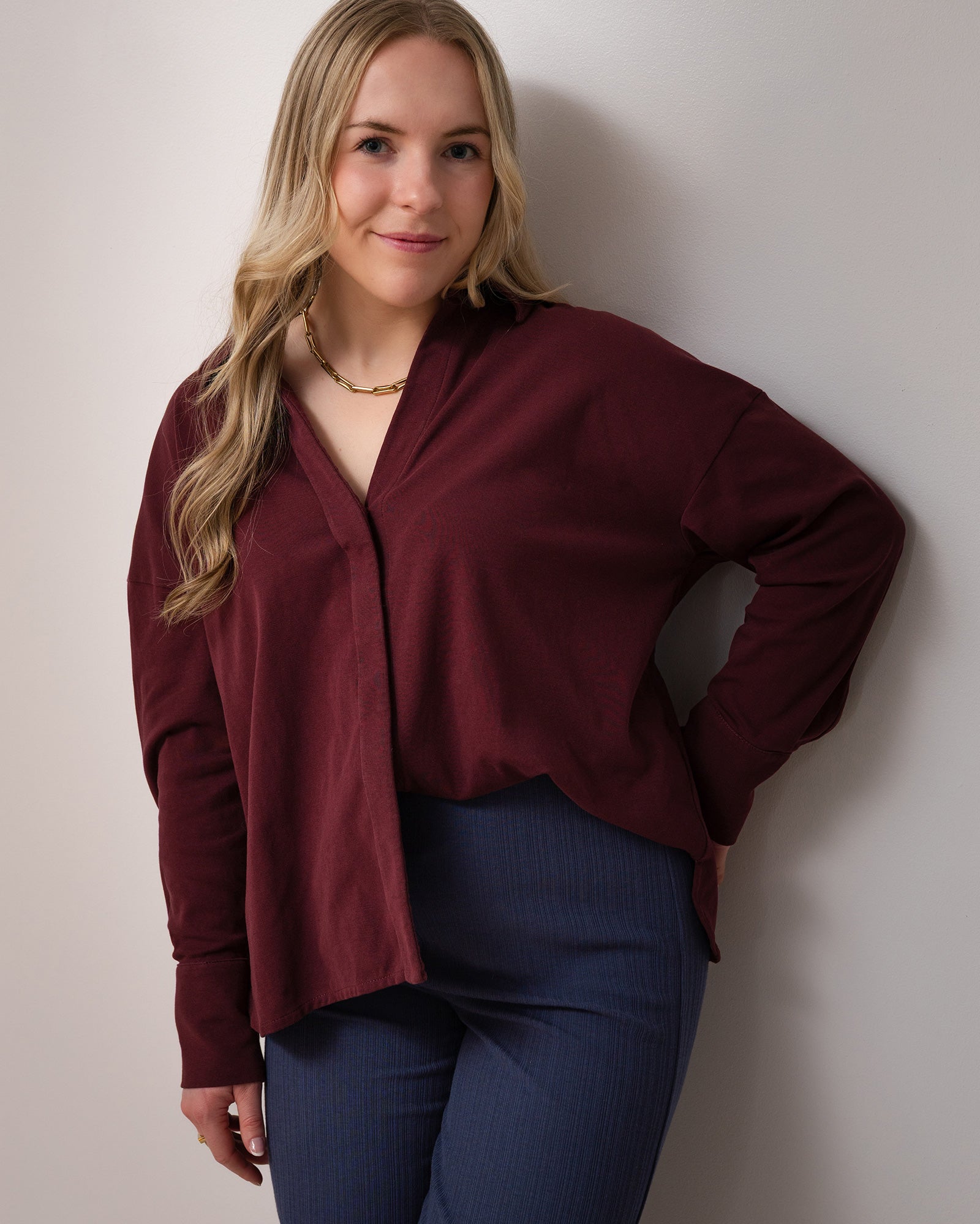 Chemise bourgogne à manches longues oversize pour femme, bouton invisible, coupe simple et ample. Tissu confortable, extensible.