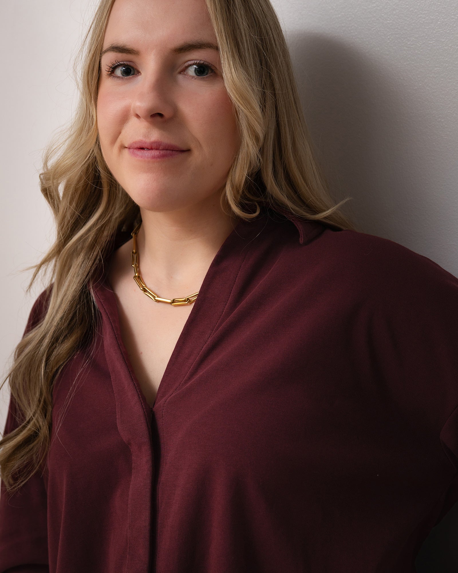 Chemise bourgogne à manches longues oversize pour femme, bouton invisible, coupe simple et ample. Tissu confortable, extensible.