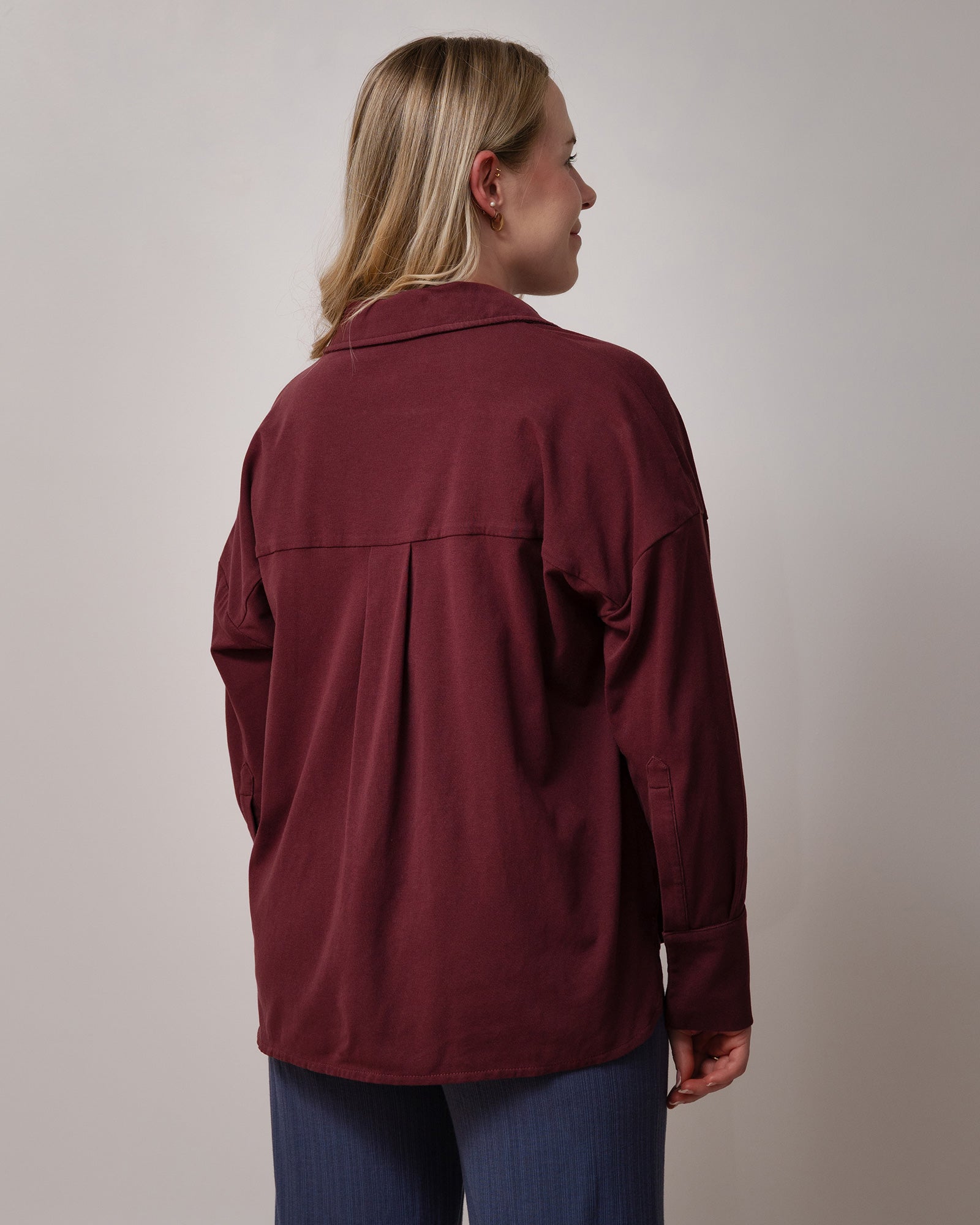 Chemise bourgogne à manches longues oversize pour femme, bouton invisible, coupe simple et ample. Tissu confortable, extensible.
