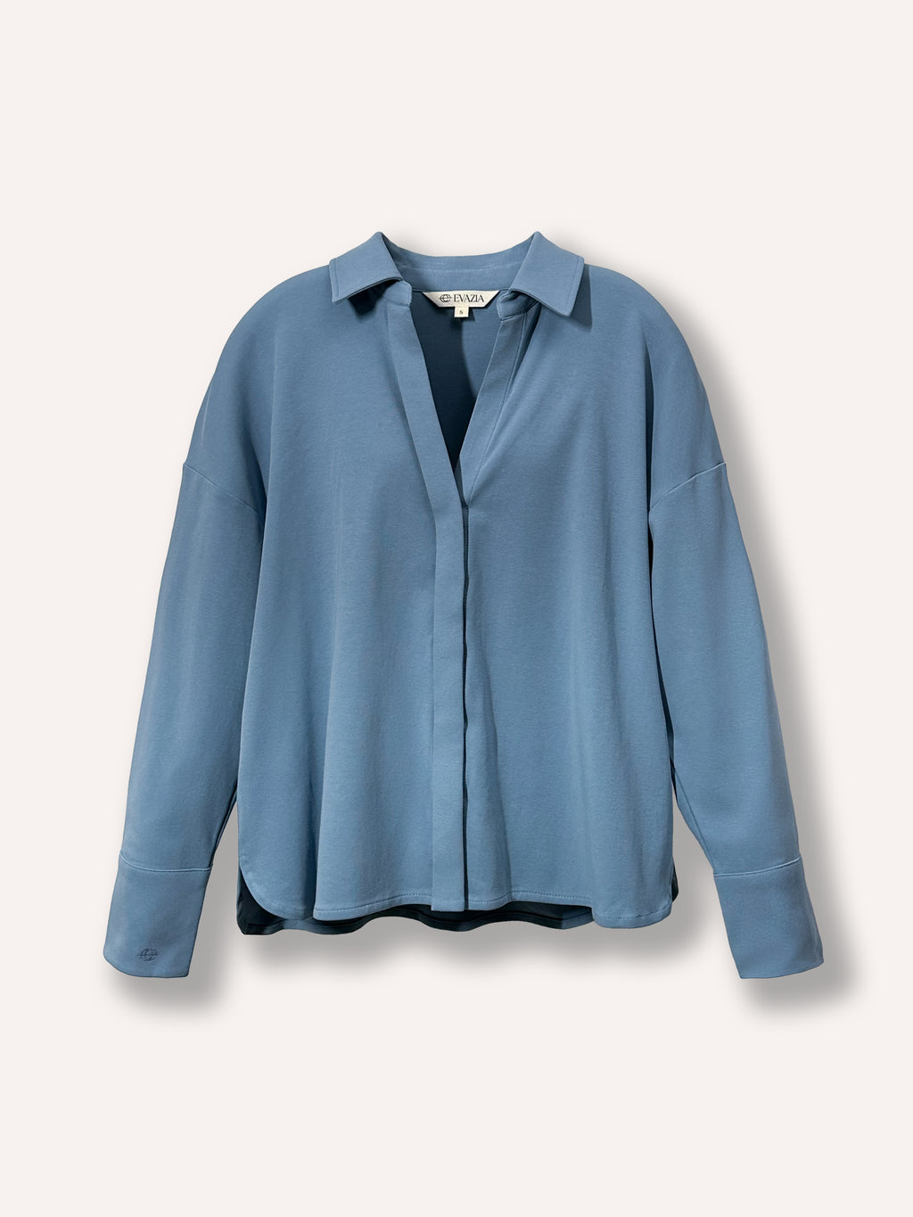 Chemise bleu à manches longues oversize pour femme, bouton invisible, coupe simple et ample. Tissu confortable.