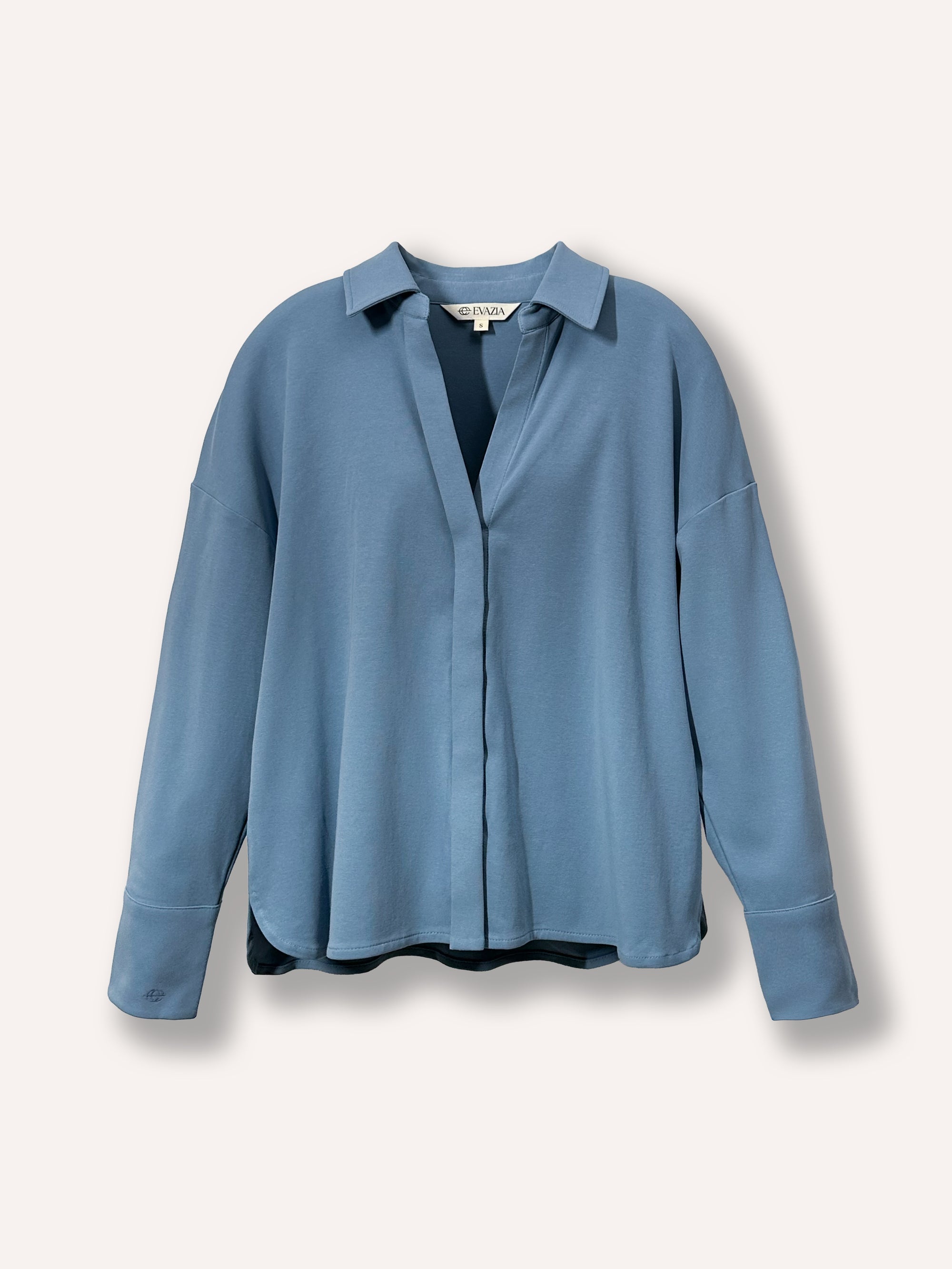 Chemise bleu à manches longues oversize pour femme, bouton invisible, coupe simple et ample. Tissu confortable.