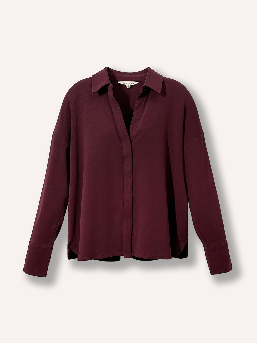 Chemise bourgogne à manches longues oversize pour femme, bouton invisible, coupe simple et ample. Tissu confortable.