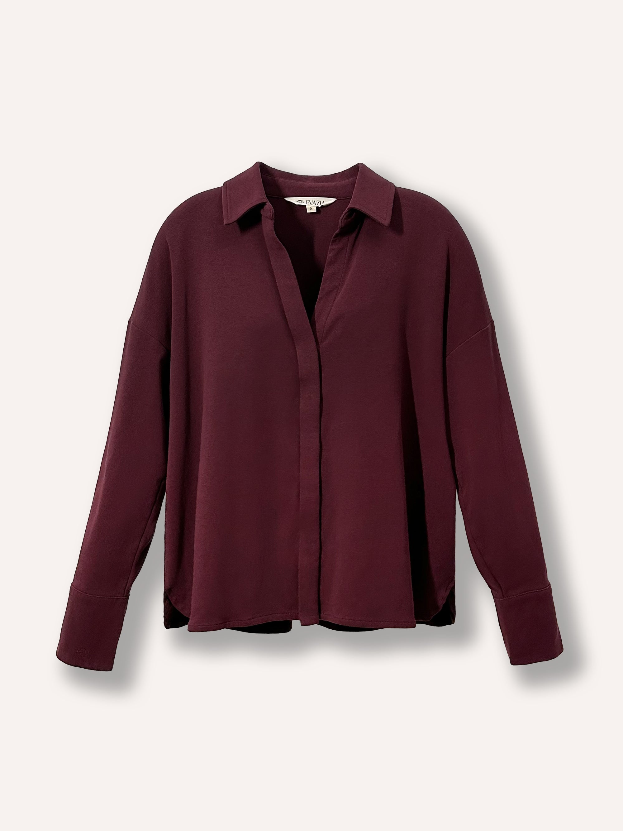 Chemise bourgogne à manches longues oversize pour femme, bouton invisible, coupe simple et ample. Tissu confortable.