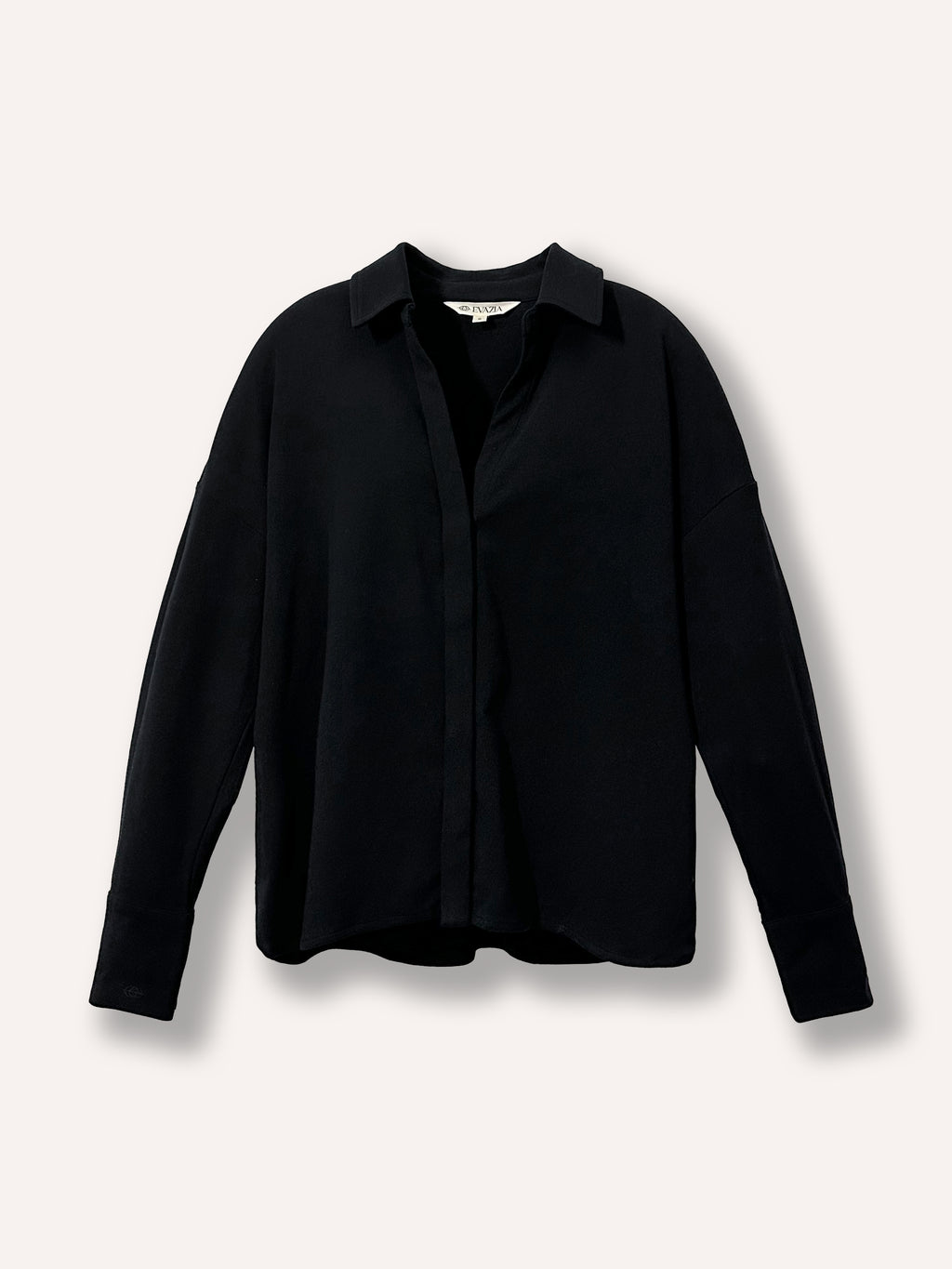 Chemise noire à manches longues oversize pour femme, bouton invisible, coupe simple et ample. Tissu confortable.