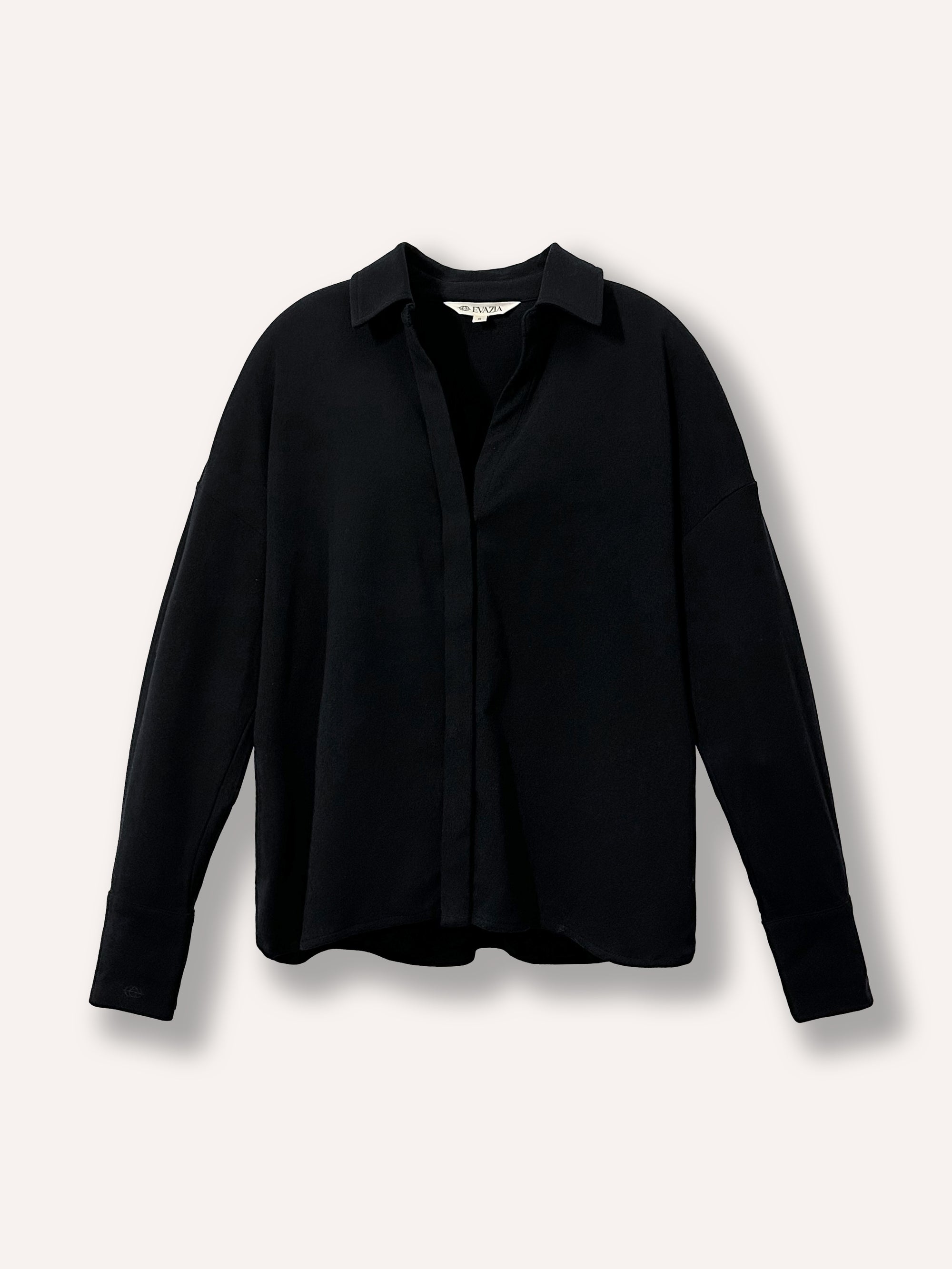 Chemise noire à manches longues oversize pour femme, bouton invisible, coupe simple et ample. Tissu confortable.
