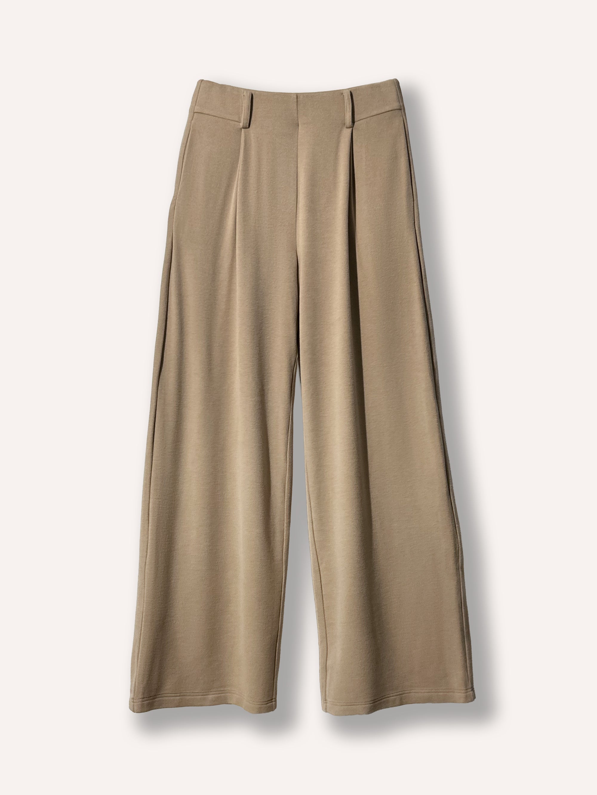 Pantalon beige large à plis pour un confort optimal. Idéal pour un vêtement moderne, facile à porter, chic et polyvalent. Tissu doux et extensible.