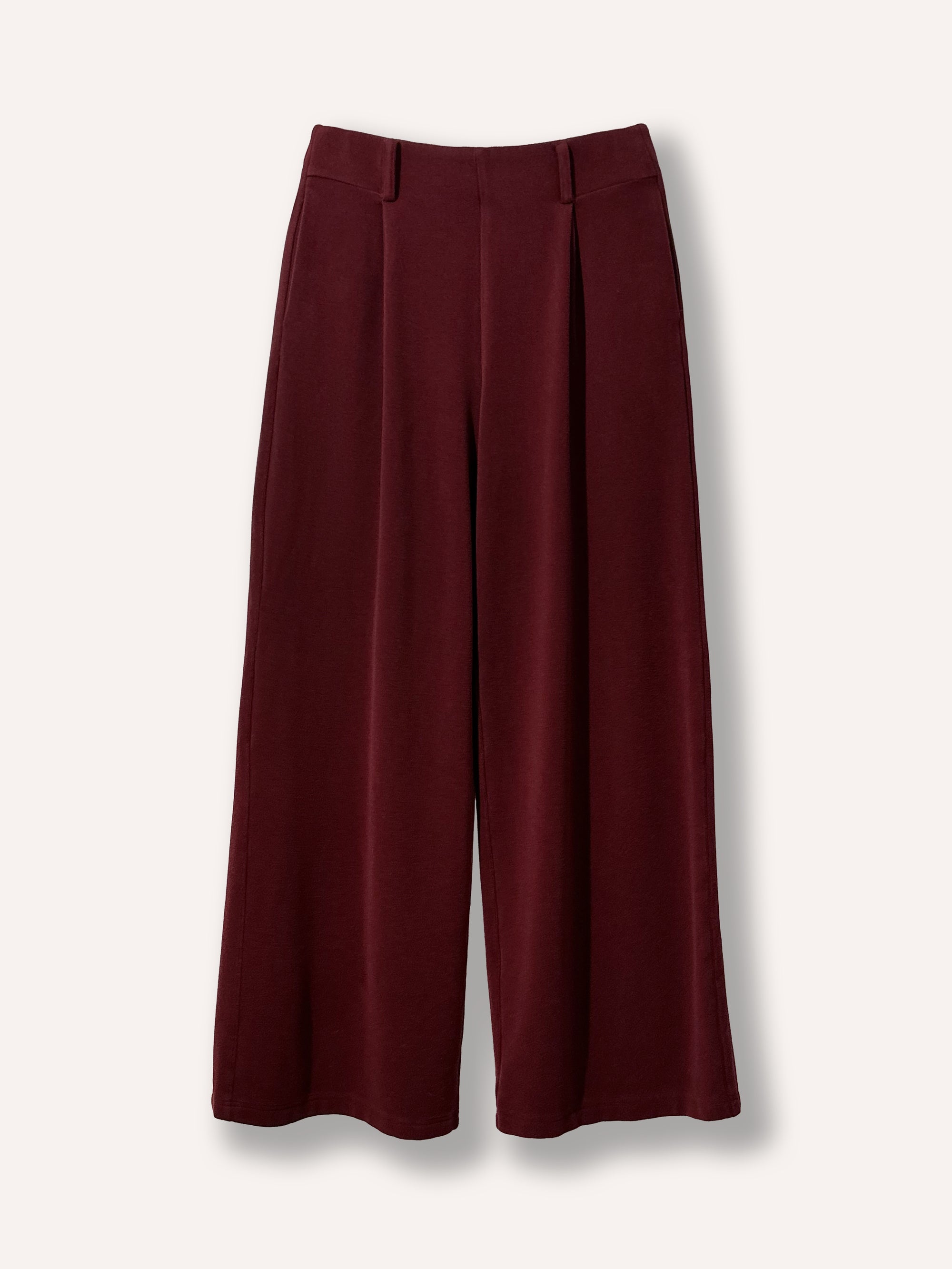 Pantalon beige large à plis pour un confort optimal. Idéal pour un vêtement moderne, facile à porter, chic et polyvalent. Tissu doux et extensible.