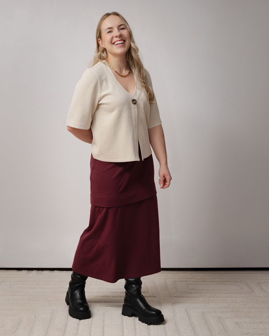 Jupe bourgogne taille haute, longue et courte, longueur ajustable, coupe simple en A, tissu extensible et confortable. Pratique pour différentes saisons.