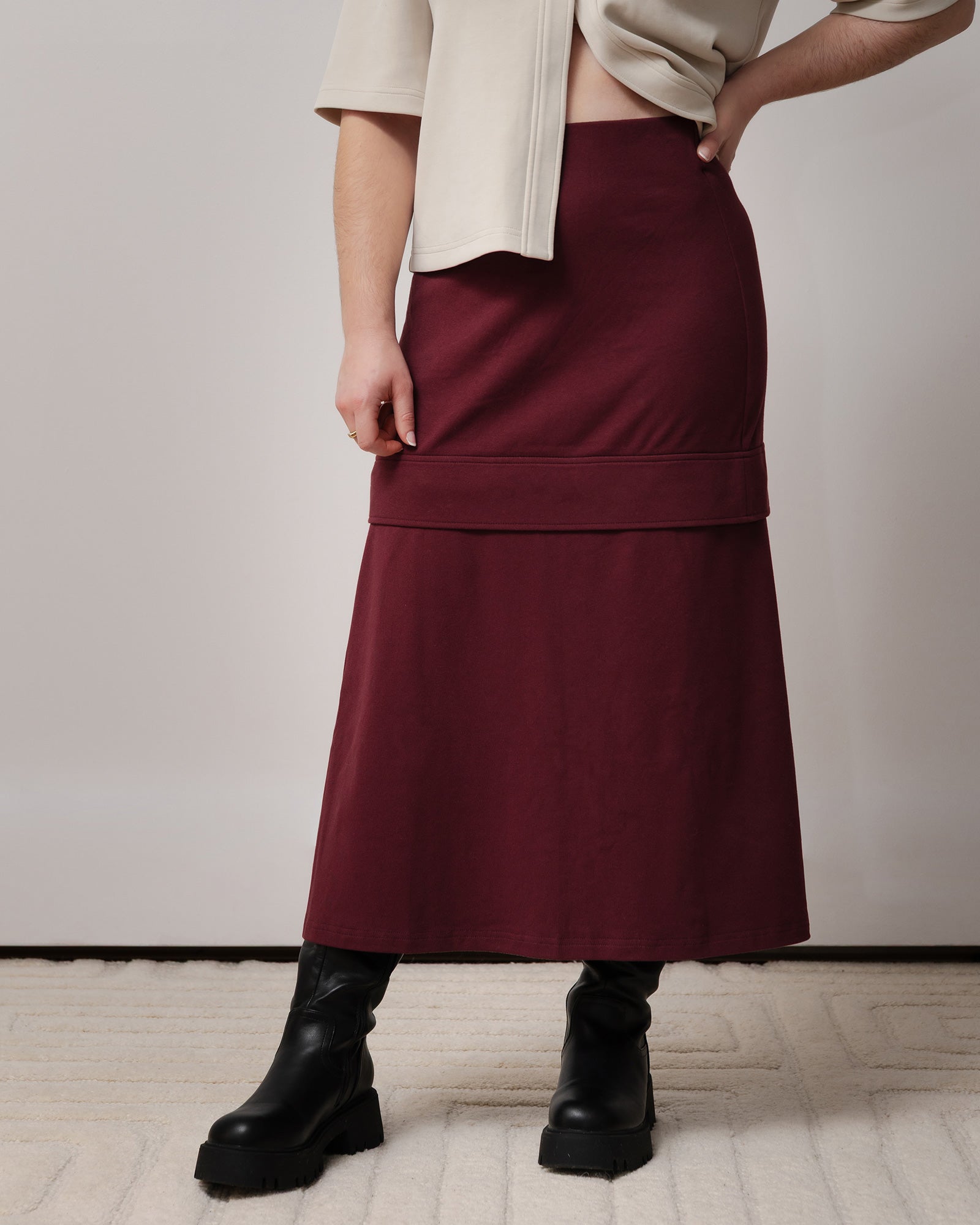 Jupe bourgogne taille haute, longue et courte, longueur ajustable, coupe simple en A, tissu extensible et confortable. Pratique pour différentes saisons.