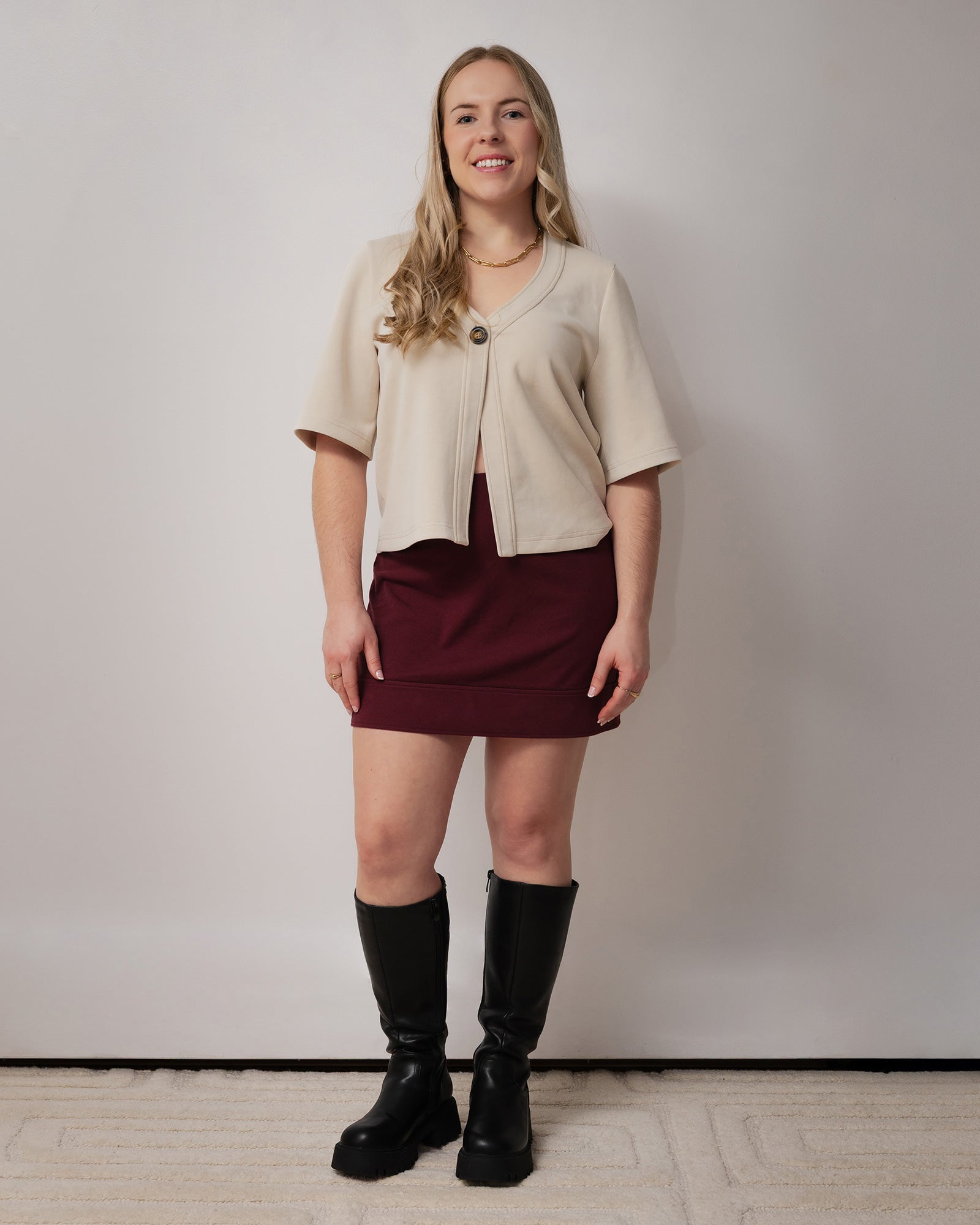 Jupe bourgogne taille haute, longue et courte, longueur ajustable, coupe simple en A, tissu extensible et confortable. Pratique pour différentes saisons.