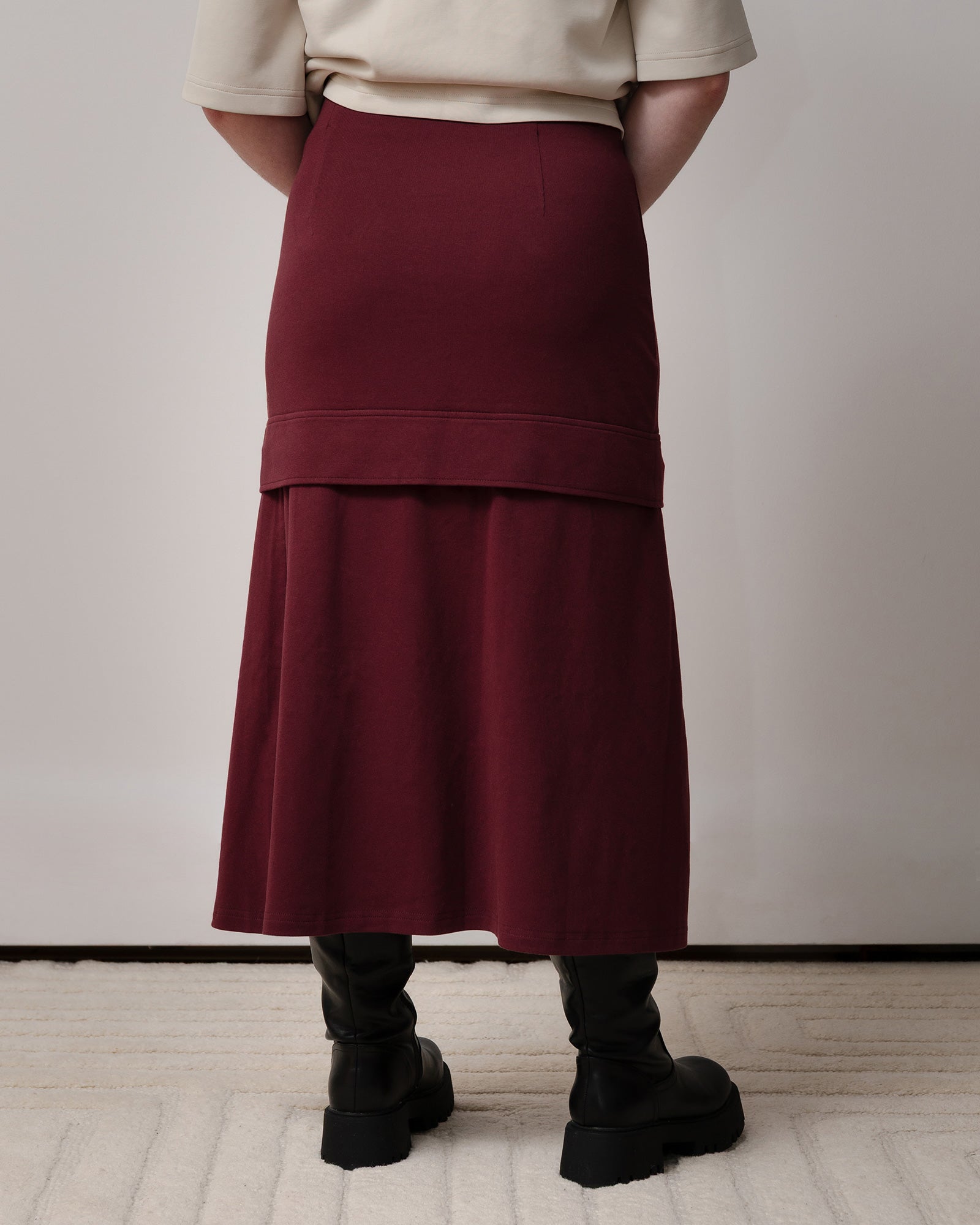 Jupe bourgogne taille haute, longue et courte, longueur ajustable, coupe simple en A, tissu extensible et confortable. Pratique pour différentes saisons.
