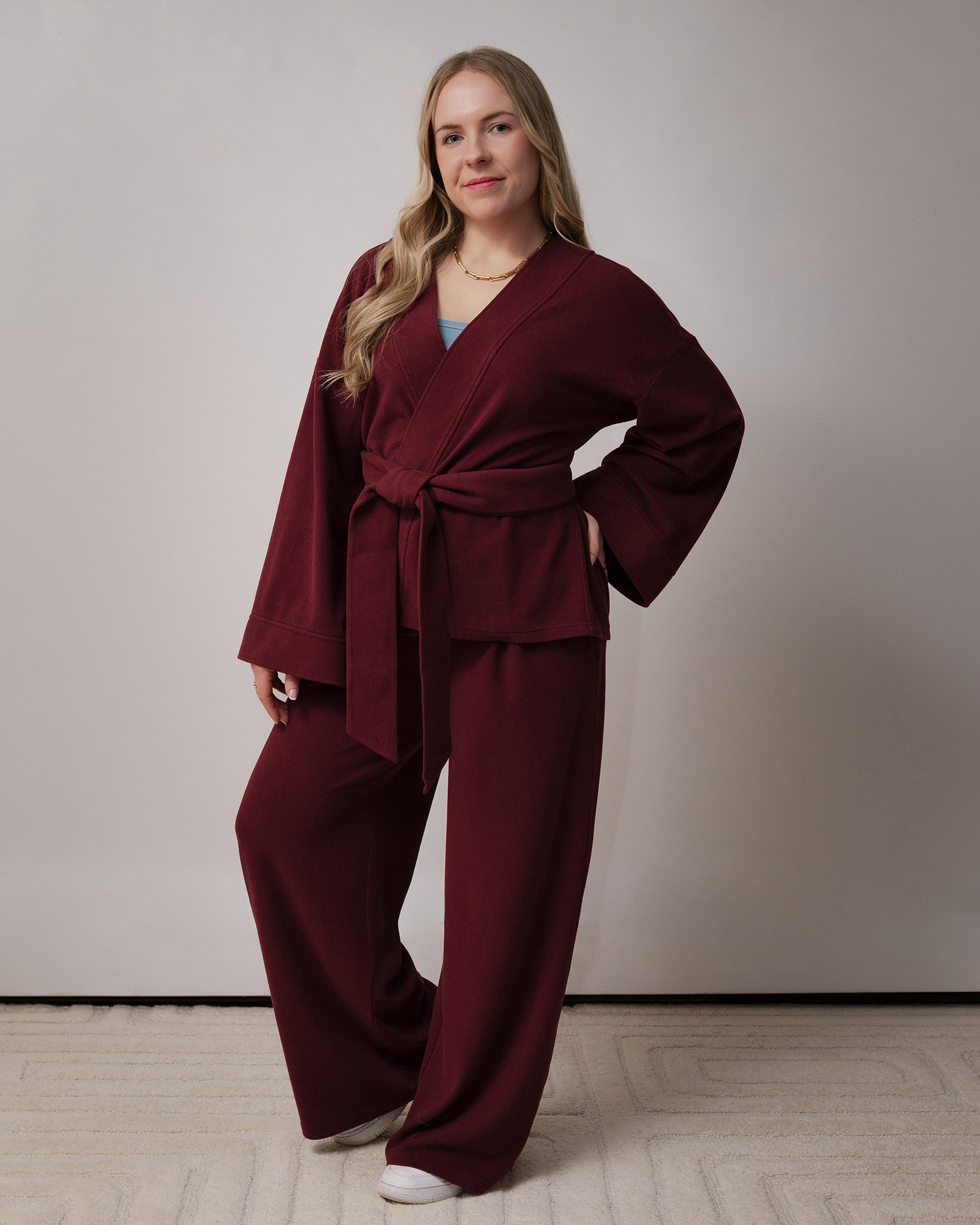 Kimono bourgogne pour femme avec manches larges 3/4 et ceinture à la taille. Tissu doux et agréable, coupe confortable. Idéal pour femmes cherchant un vêtement moderne, polyvalent et facile à porter au quotidien.