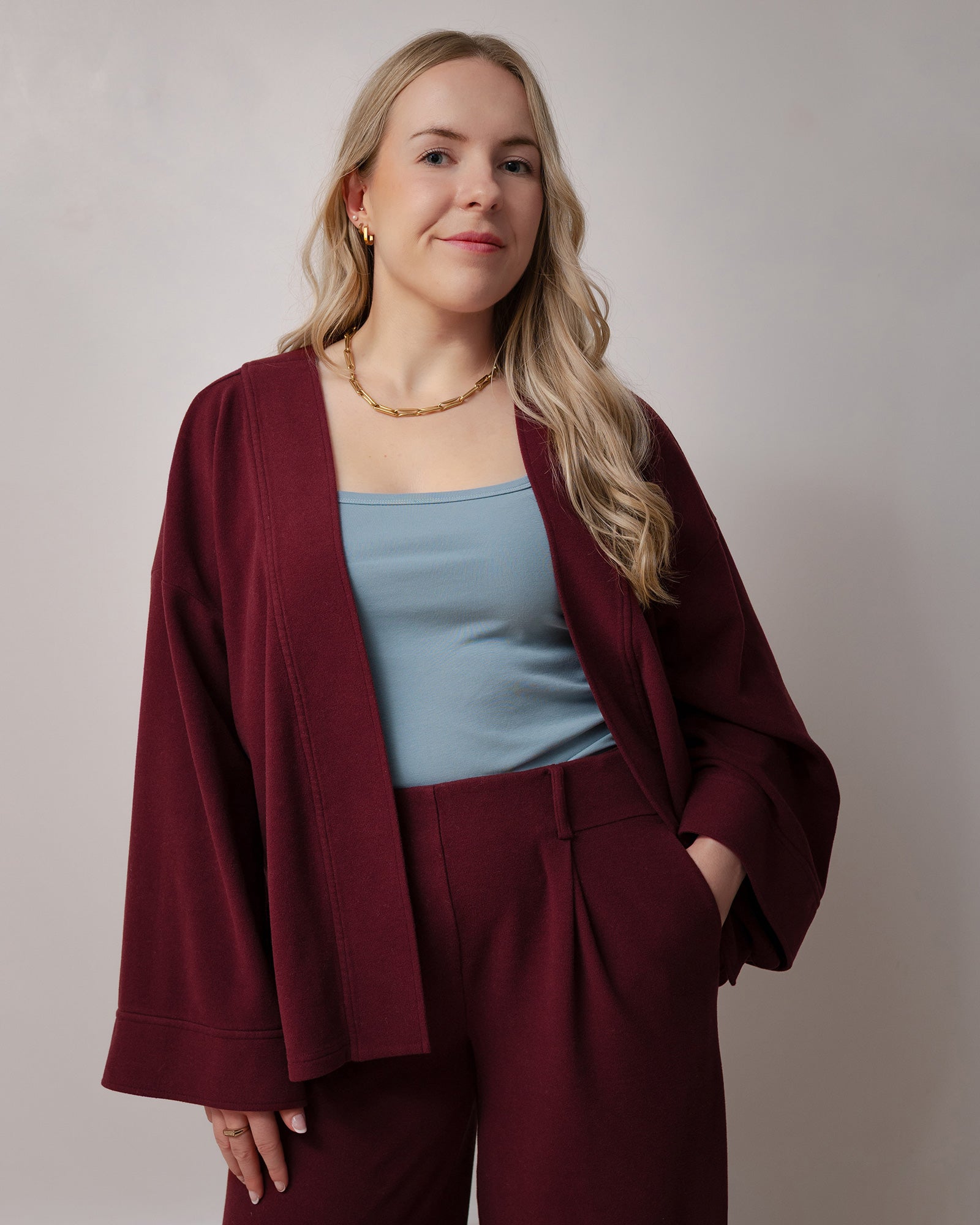Kimono bourgogne pour femme avec manches larges 3/4 et ceinture à la taille. Tissu doux et agréable, coupe confortable. Idéal pour femmes cherchant un vêtement moderne, polyvalent et facile à porter au quotidien.