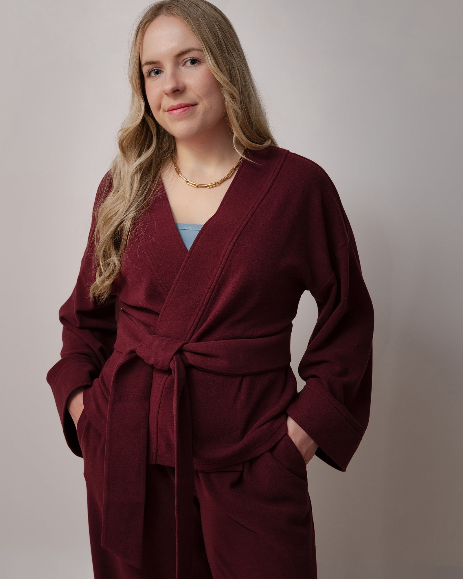Kimono bourgogne pour femme avec manches larges 3/4 et ceinture à la taille. Tissu doux et agréable, coupe confortable. Idéal pour femmes cherchant un vêtement moderne, polyvalent et facile à porter au quotidien.