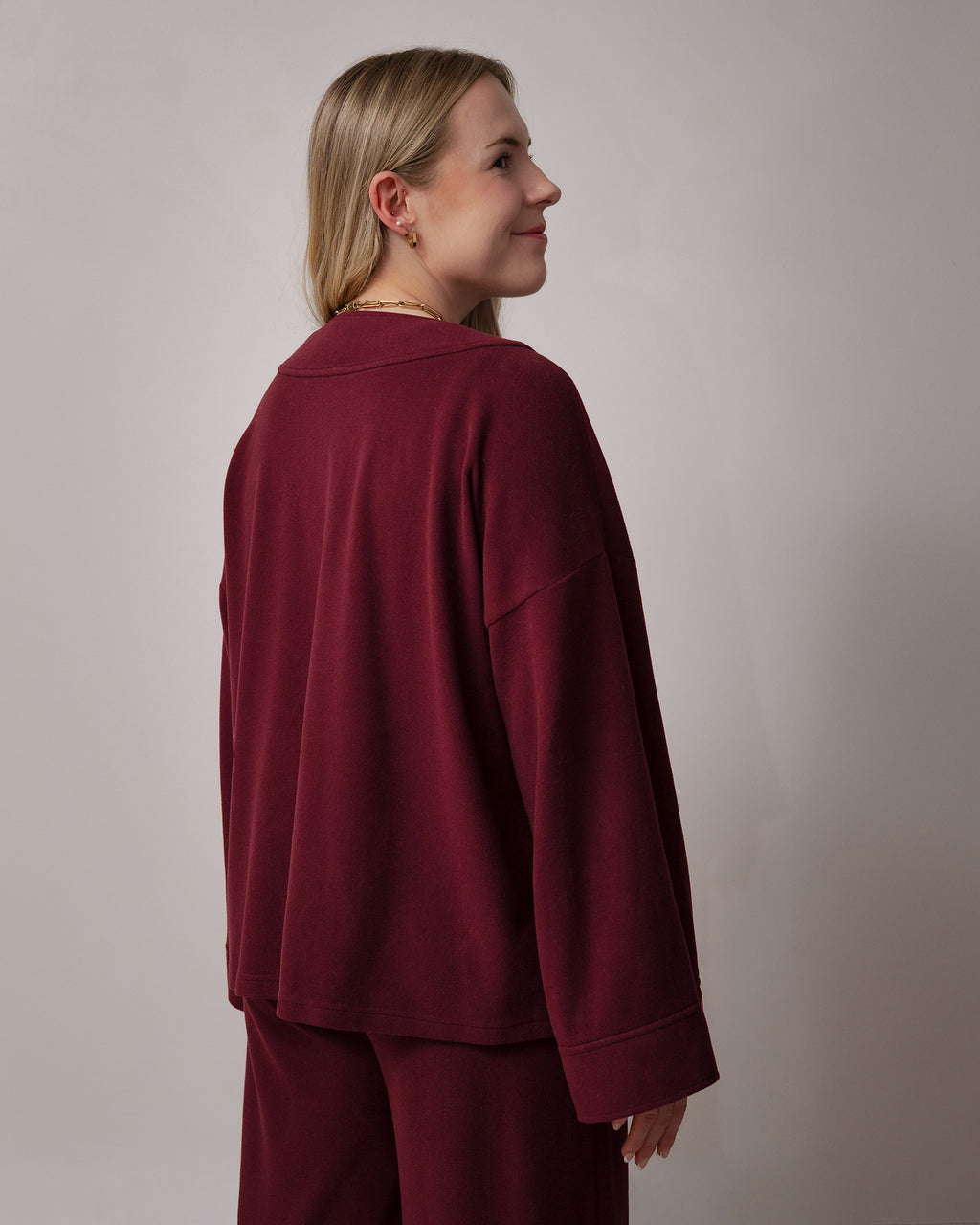 Kimono bourgogne pour femme avec manches larges 3/4 et ceinture à la taille. Tissu doux et agréable, coupe confortable. Idéal pour femmes cherchant un vêtement moderne, polyvalent et facile à porter au quotidien.