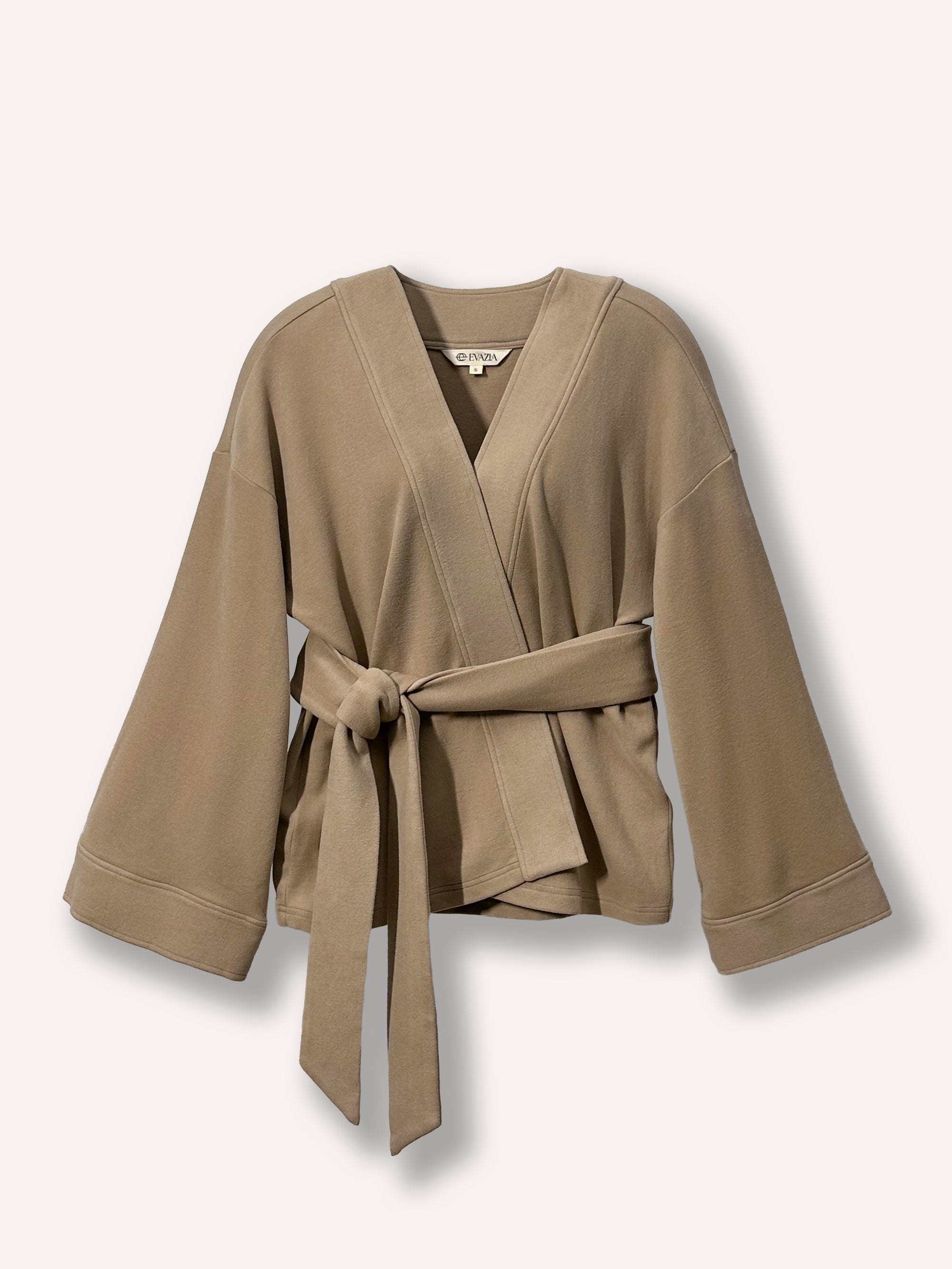 Kimono beige ample pour femme avec manches larges 3/4 et ceinture à la taille. Tissu doux et confortable, parfait pour un look élégant, décontracté et polyvalent, idéal pour femmes recherchant confort et style au quotidien.