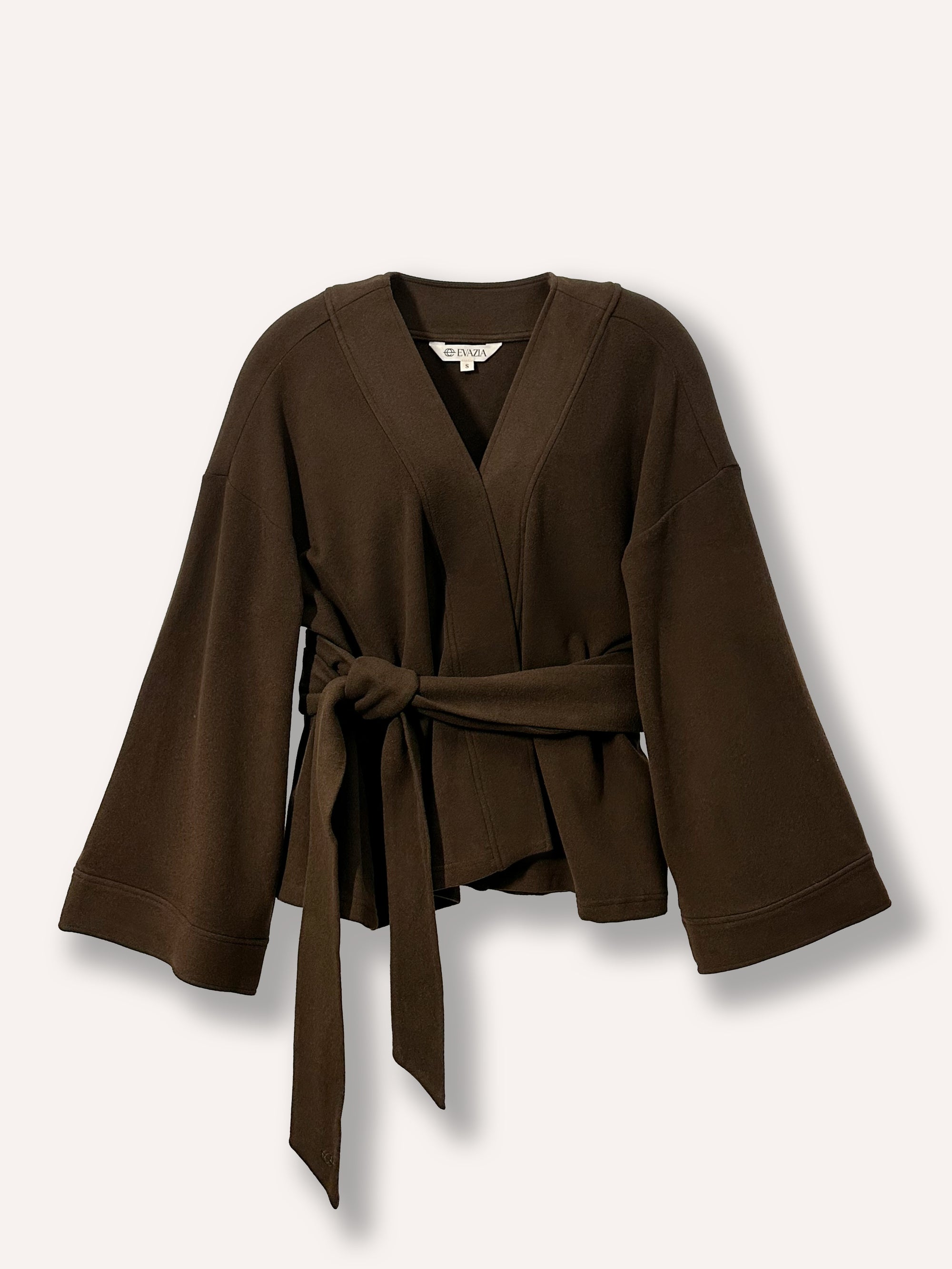 Kimono brun femme en tissu doux, manches larges 3/4 et ceinture taille haute. Coupe fluide et moderne, idéal pour un style chic et décontracté. Parfait pour femmes recherchant un vêtement polyvalent et confortable