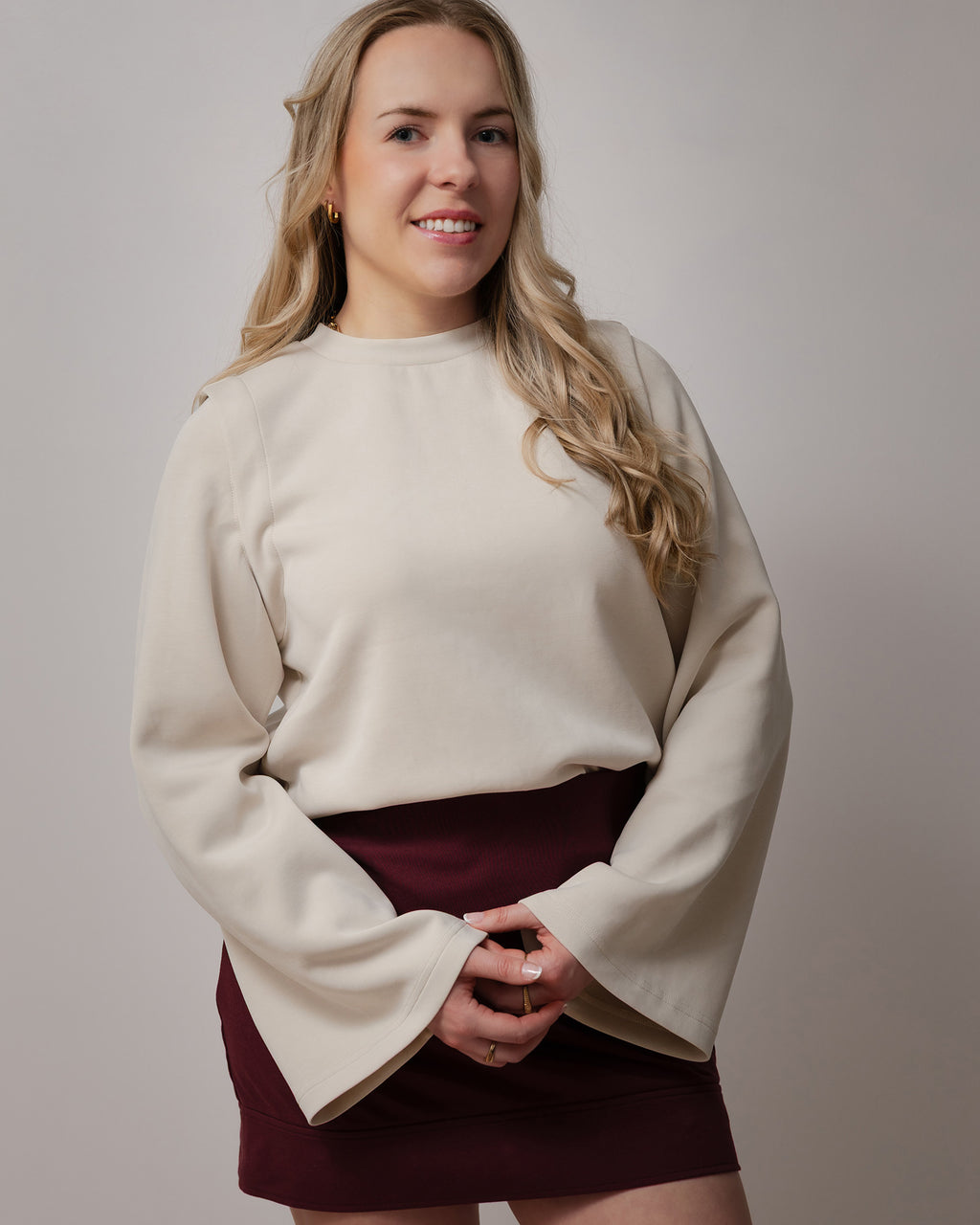Chandail beige ample pour femme à manches longues amovibles et manches larges, avec col rond. Confectionné dans un tissu confortable et extensible, il offre une coupe décontractée et tendance, idéale pour un style moderne, polyvalent et facile à porter au quotidien.