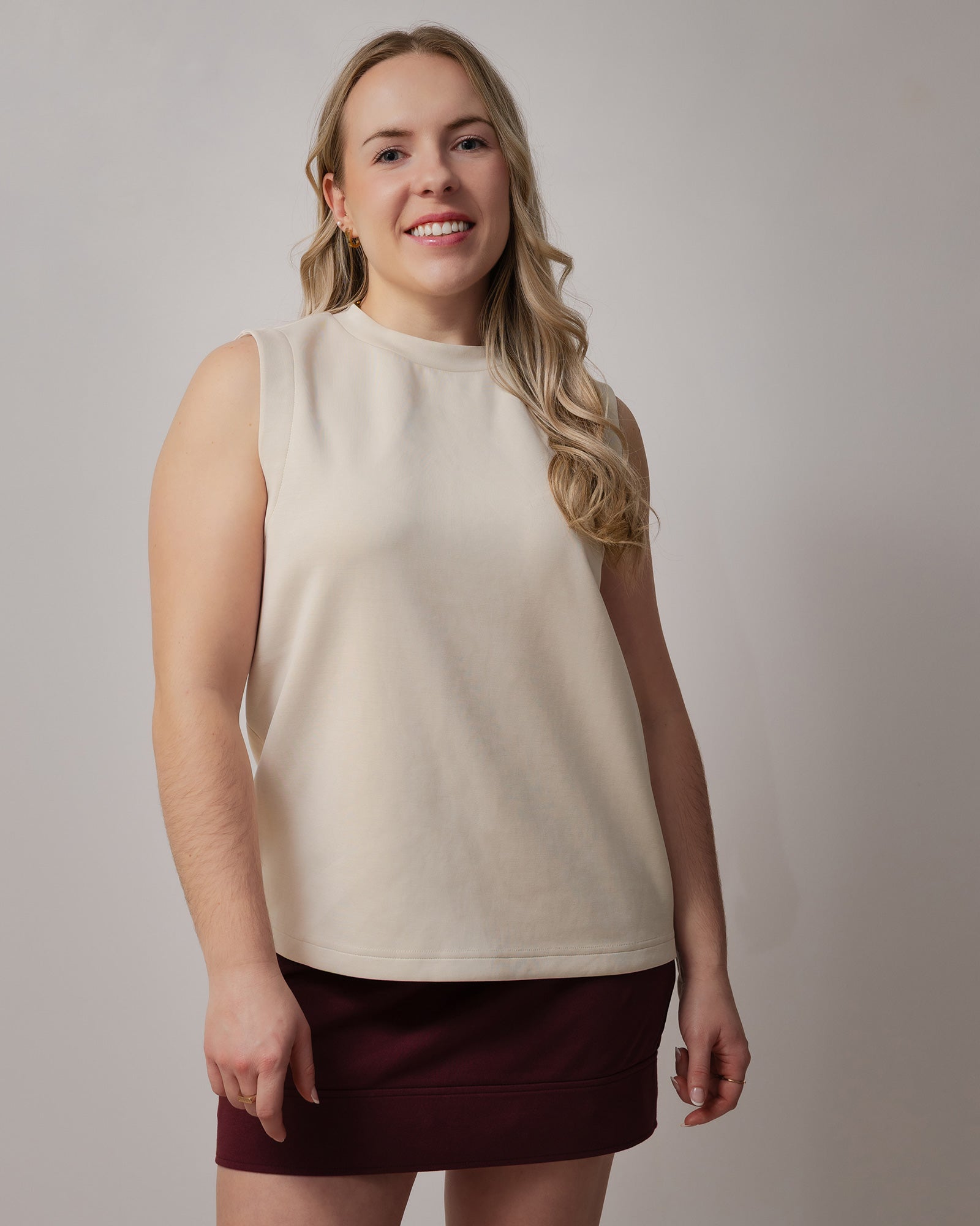 Chandail beige ample pour femme à manches longues amovibles et manches larges, avec col rond. Confectionné dans un tissu confortable et extensible, il offre une coupe décontractée et tendance, idéale pour un style moderne, polyvalent et facile à porter au quotidien.