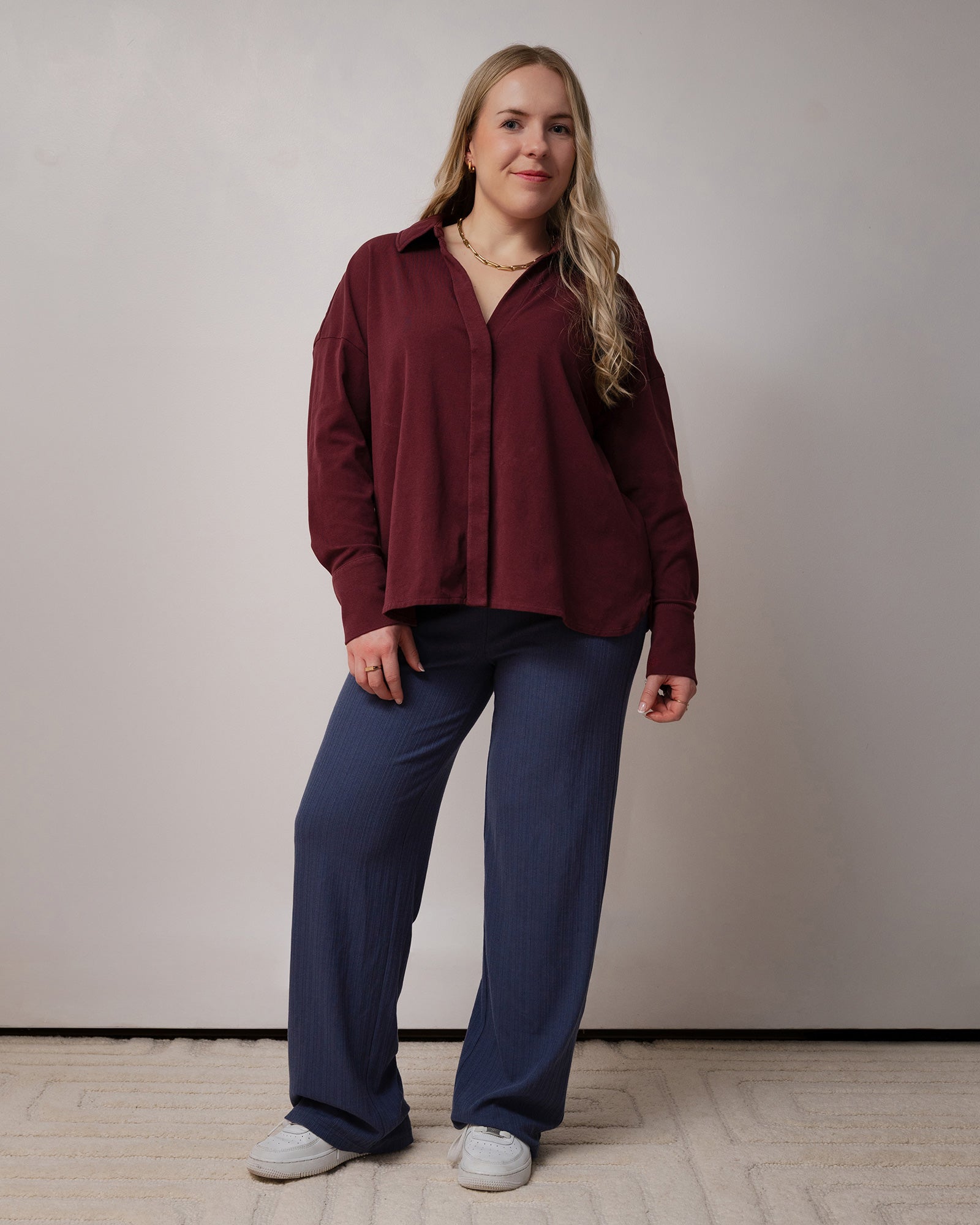 Pantalon bleu à jambe droite pour un confort optimal. Idéal pour un vêtement moderne, facile à porter, chic et polyvalent. Tissu côtelé, doux et extensible.