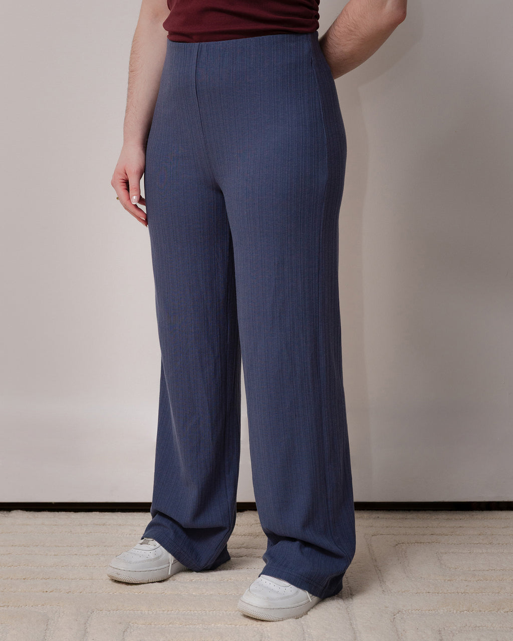 Pantalon bleu à jambe droite pour un confort optimal. Idéal pour un vêtement moderne, facile à porter, chic et polyvalent. Tissu côtelé, doux et extensible.