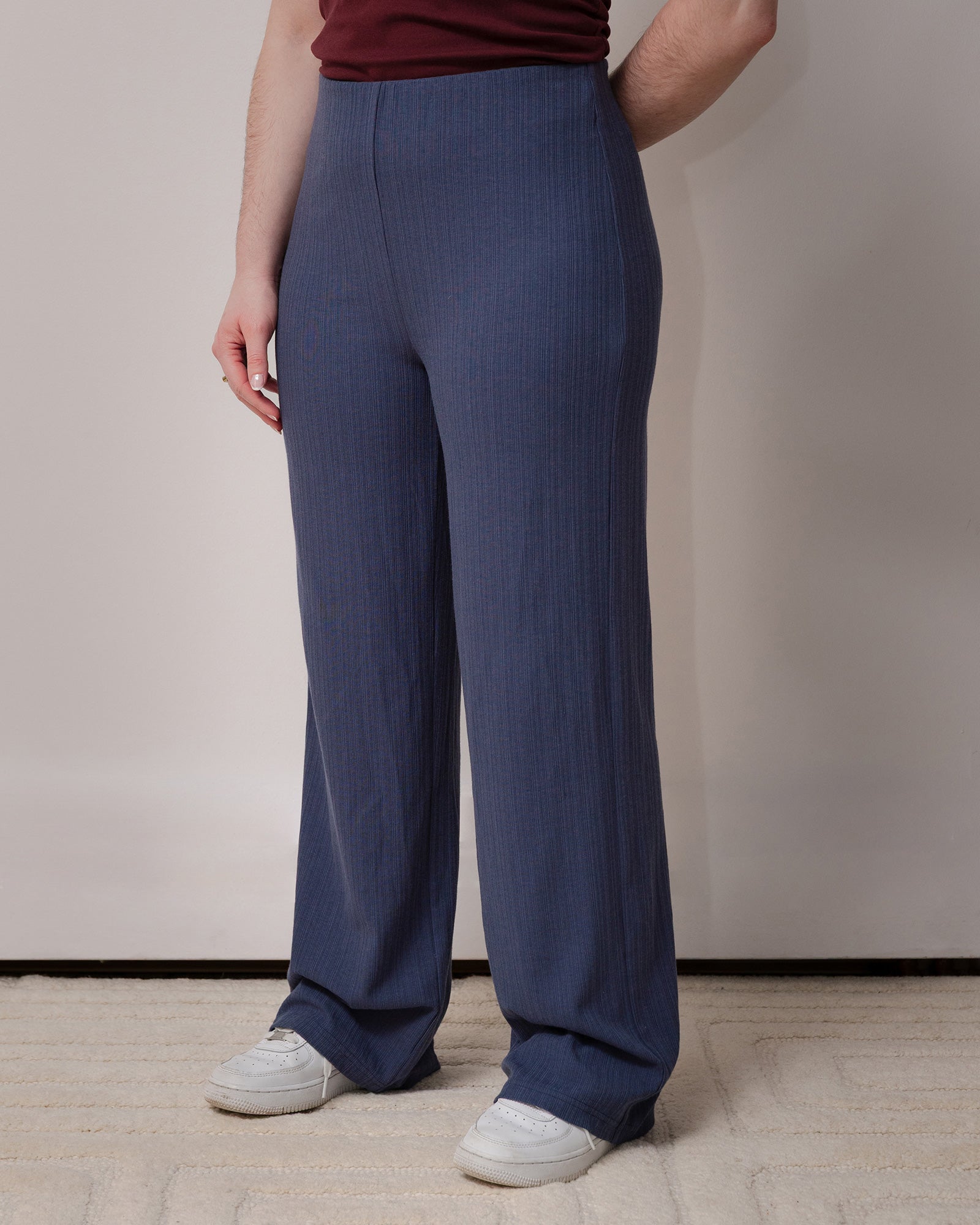 Pantalon bleu à jambe droite pour un confort optimal. Idéal pour un vêtement moderne, facile à porter, chic et polyvalent. Tissu côtelé, doux et extensible.