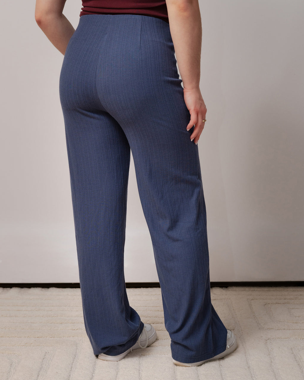 Pantalon bleu à jambe droite pour un confort optimal. Idéal pour un vêtement moderne, facile à porter, chic et polyvalent. Tissu côtelé, doux et extensible.