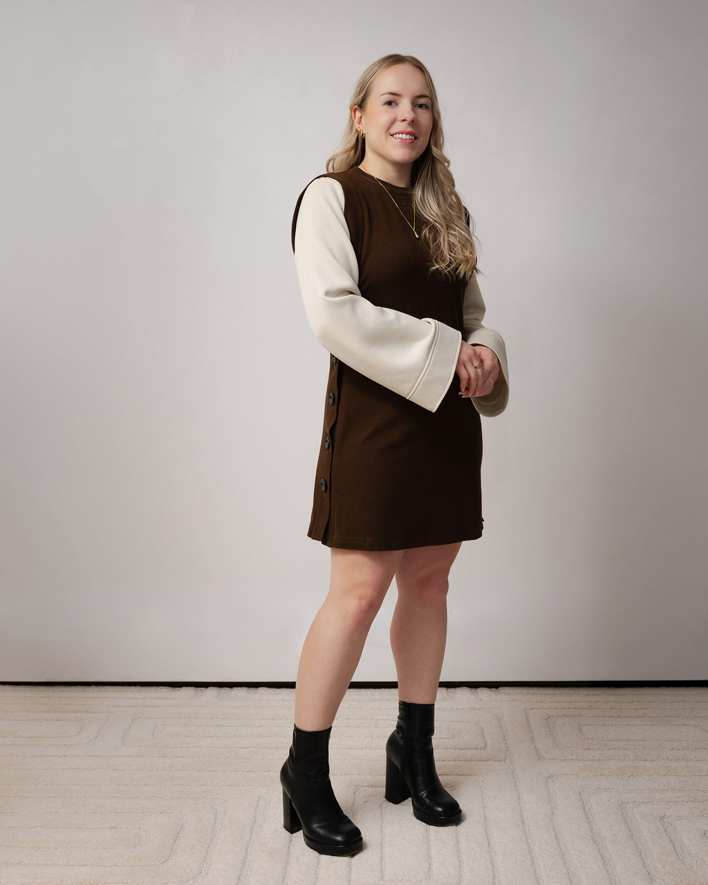 Robe femme beige et brun Evazia à manches longues, coupe minimaliste confortable en tissu doux et extensible, vêtement polyvalent facile à agencer pour un style casual chic au quotidien.