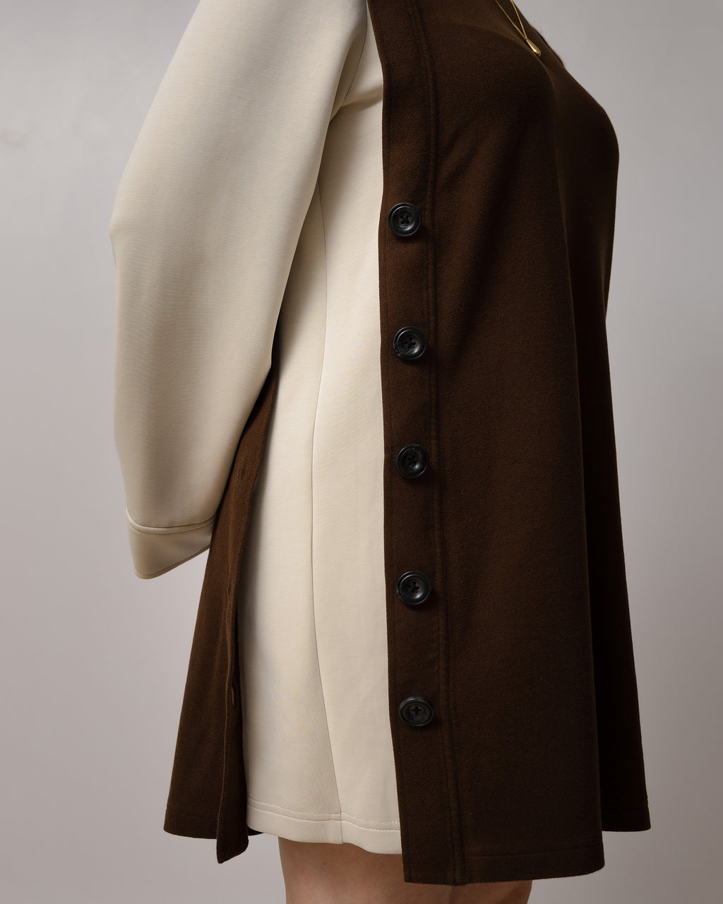 Robe femme beige et brun Evazia à manches longues, coupe minimaliste confortable en tissu doux et extensible, vêtement polyvalent facile à agencer pour un style casual chic au quotidien.