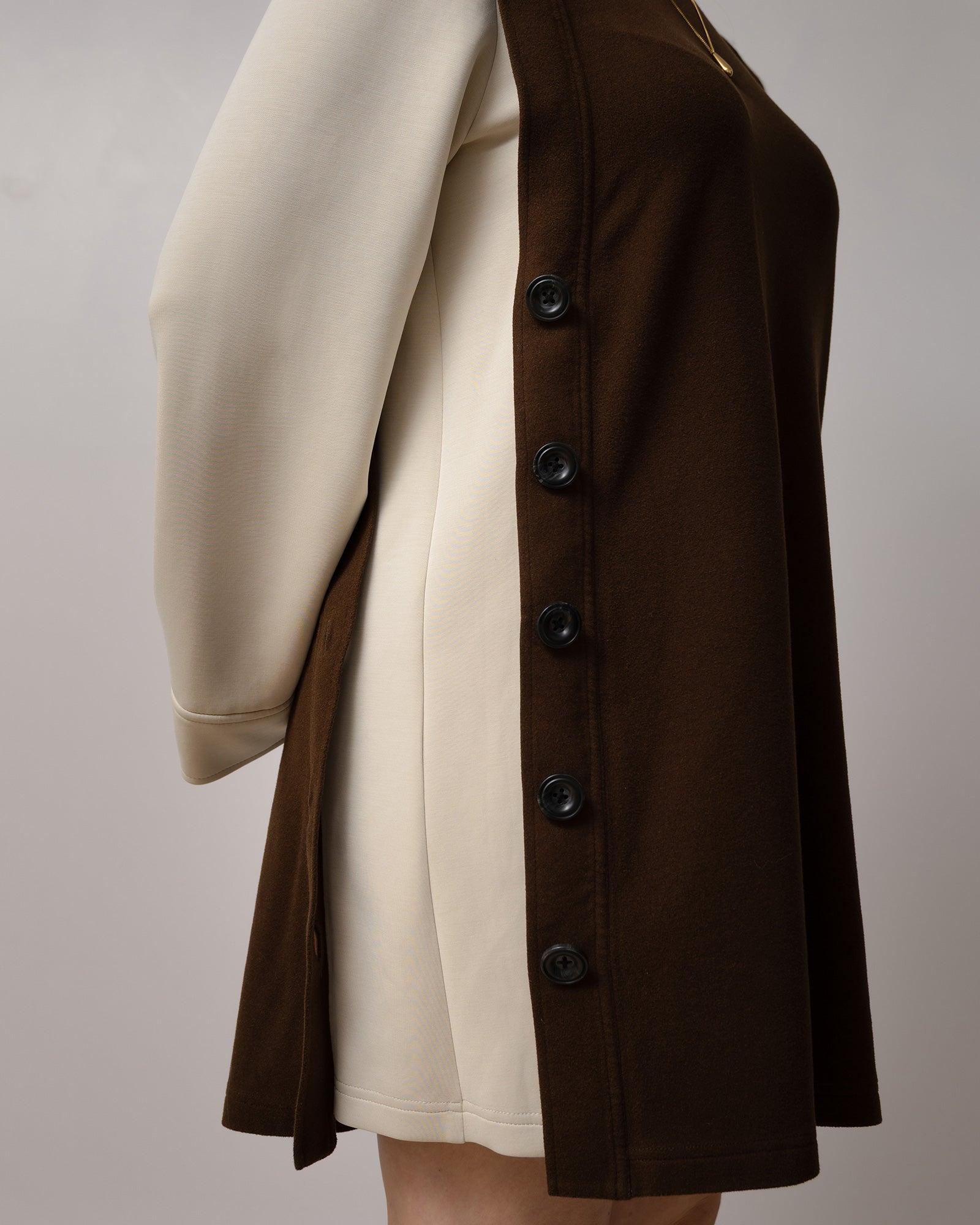 Robe femme beige et brun Evazia à manches longues, coupe minimaliste confortable en tissu doux et extensible, vêtement polyvalent facile à agencer pour un style casual chic au quotidien.