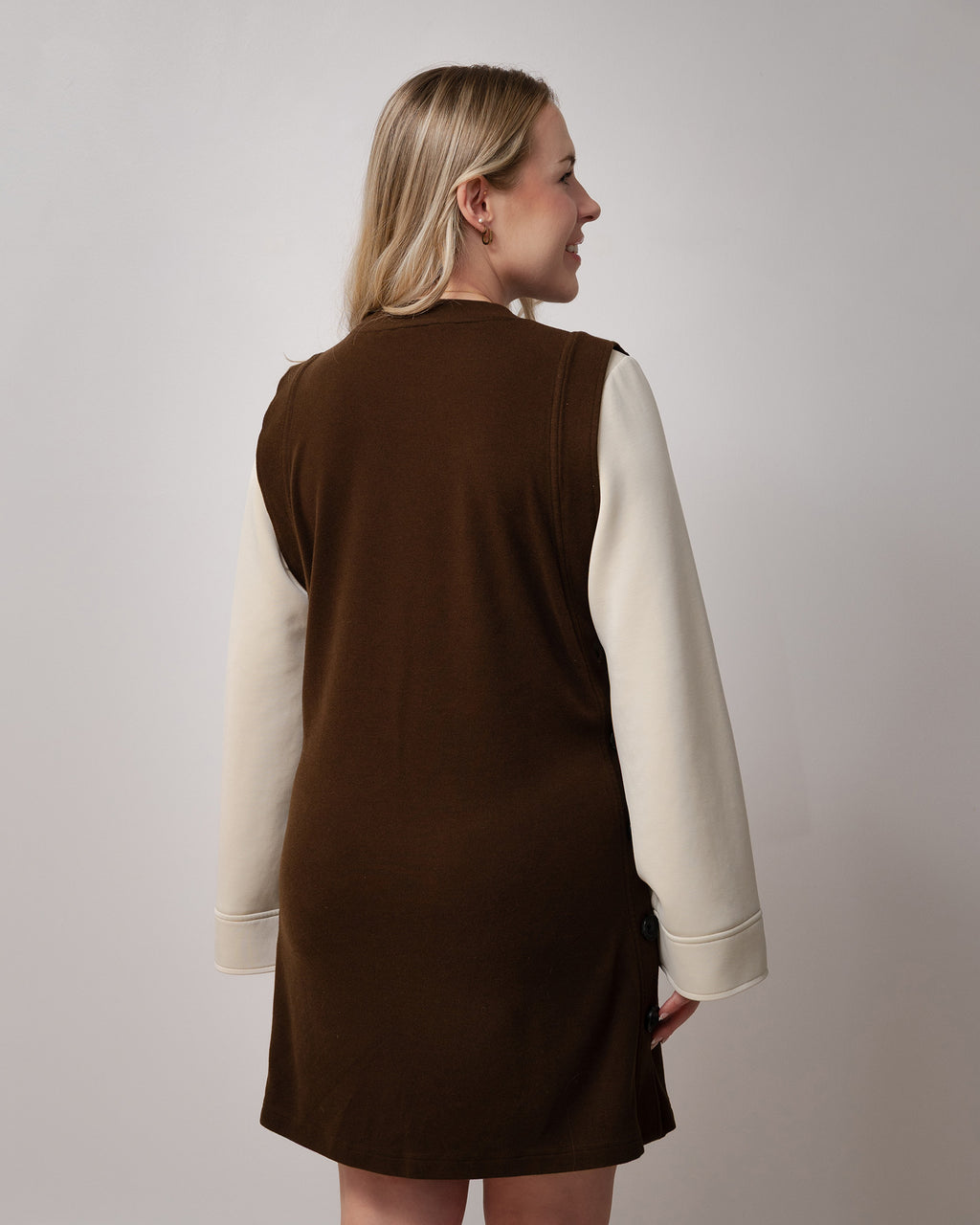 Robe femme beige et brun Evazia à manches longues, coupe minimaliste confortable en tissu doux et extensible, vêtement polyvalent facile à agencer pour un style casual chic au quotidien.