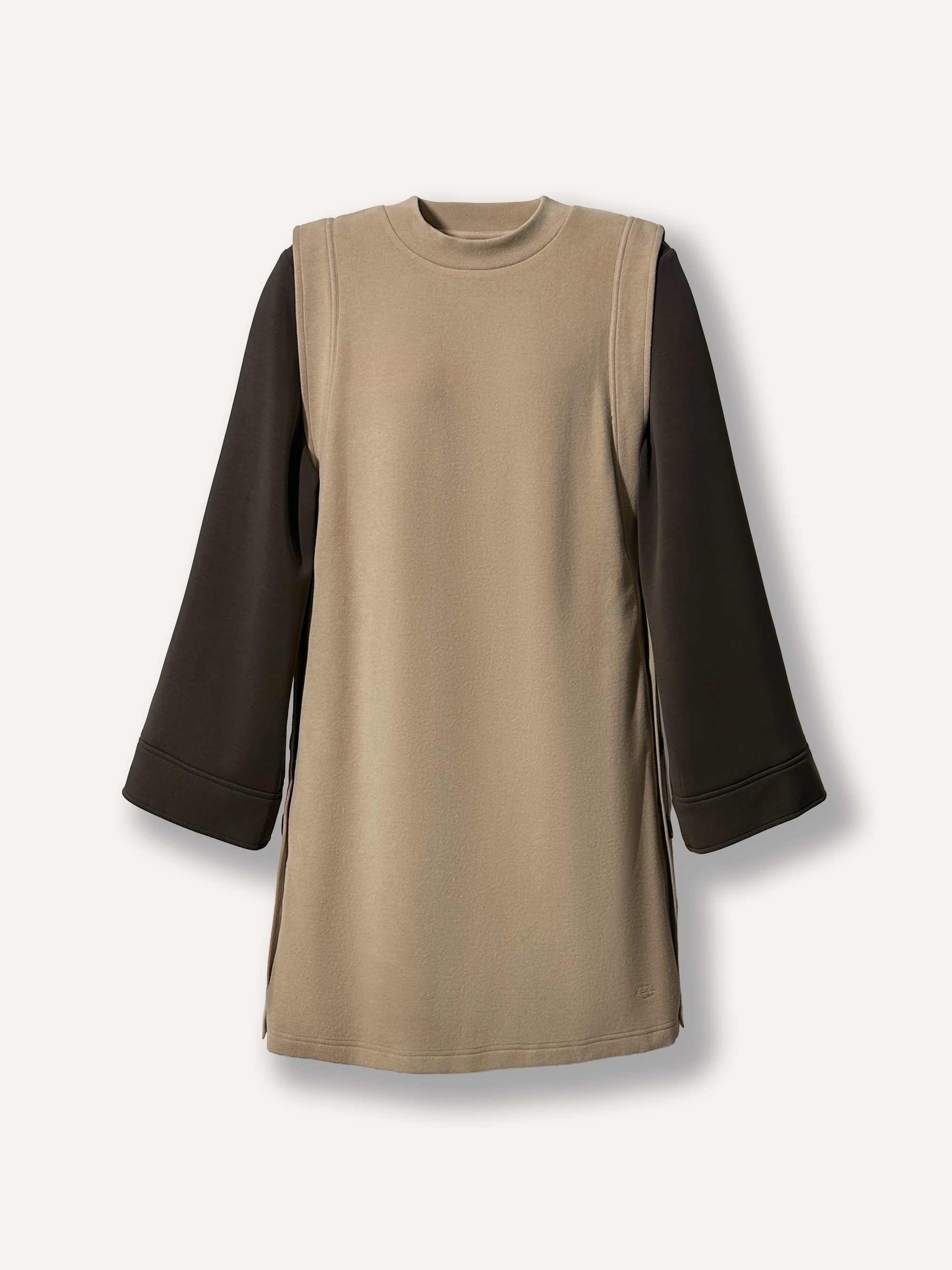 Robe femme brun et beige Evazia à manches longues, coupe minimaliste confortable en tissu doux et extensible, vêtement polyvalent facile à agencer pour un style casual chic au quotidien.