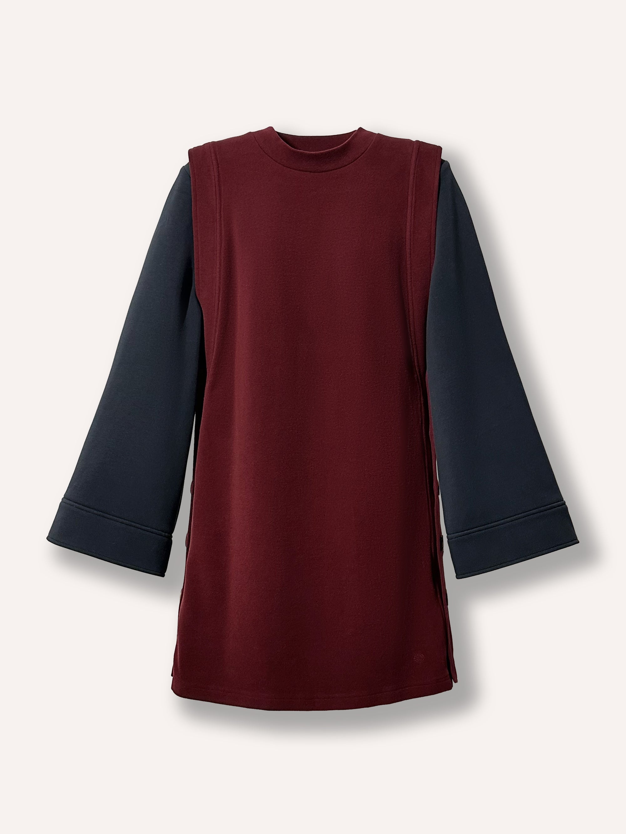 Robe femme noir et bourgogne Evazia à manches longues, coupe minimaliste confortable en tissu doux et extensible, vêtement polyvalent facile à agencer pour un style casual chic au quotidien.