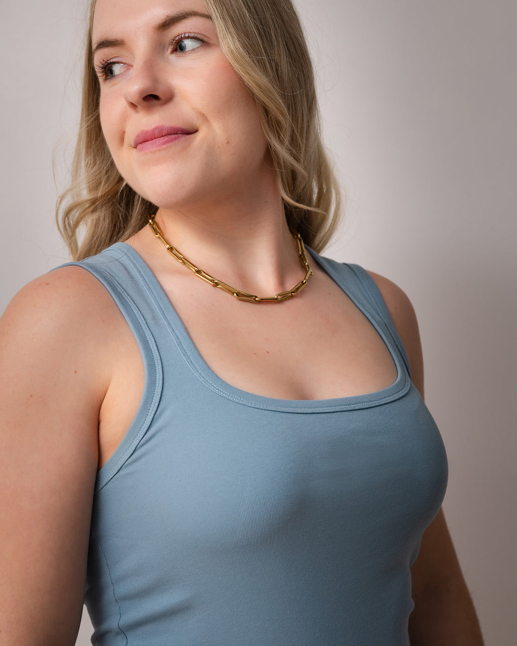 Camisole bleu au col carré, coupe ajusté, basic, versatile et confortable. Tissu extensible.