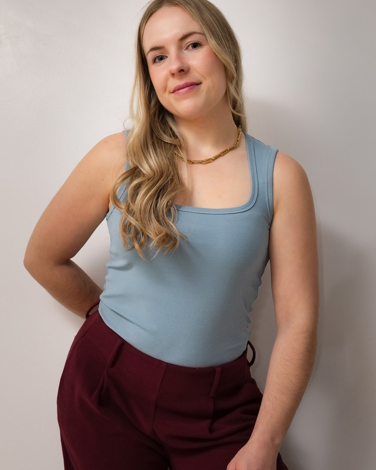 Camisole bleu au col carré, coupe ajusté, basic, versatile et confortable. Tissu extensible.