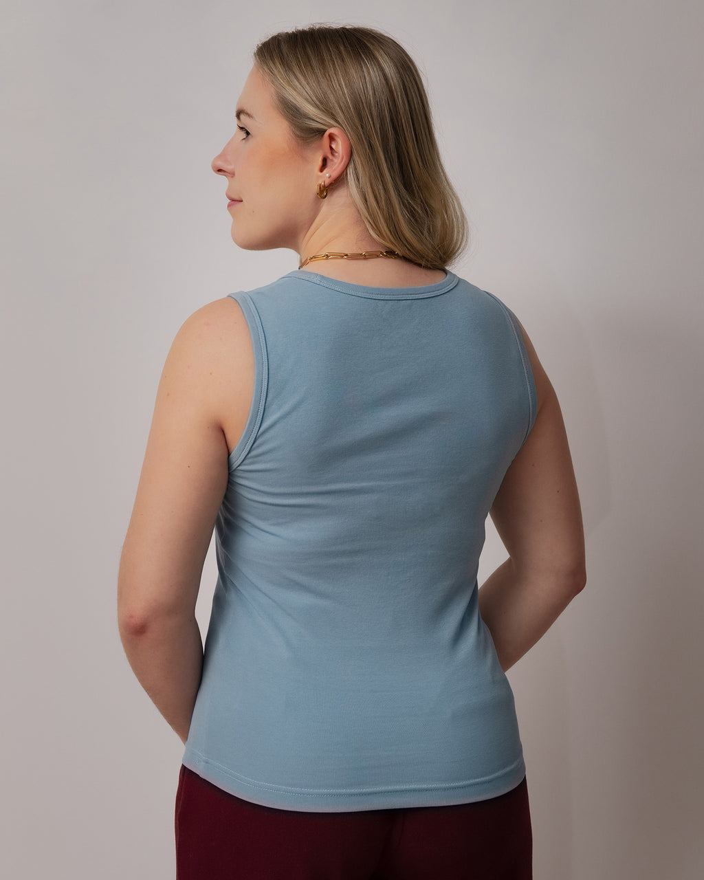 Camisole bleu au col carré, coupe ajusté, basic, versatile et confortable. Tissu extensible.