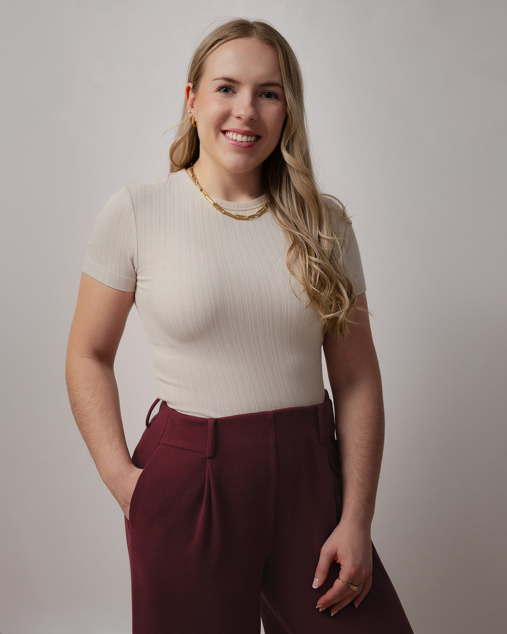 T-shirt femme gris côtelé Evazia en tissu extensible doux, coupe minimaliste ajustée, haut confortable et polyvalent facile à agencer, idéal pour un look casual chic au quotidien.