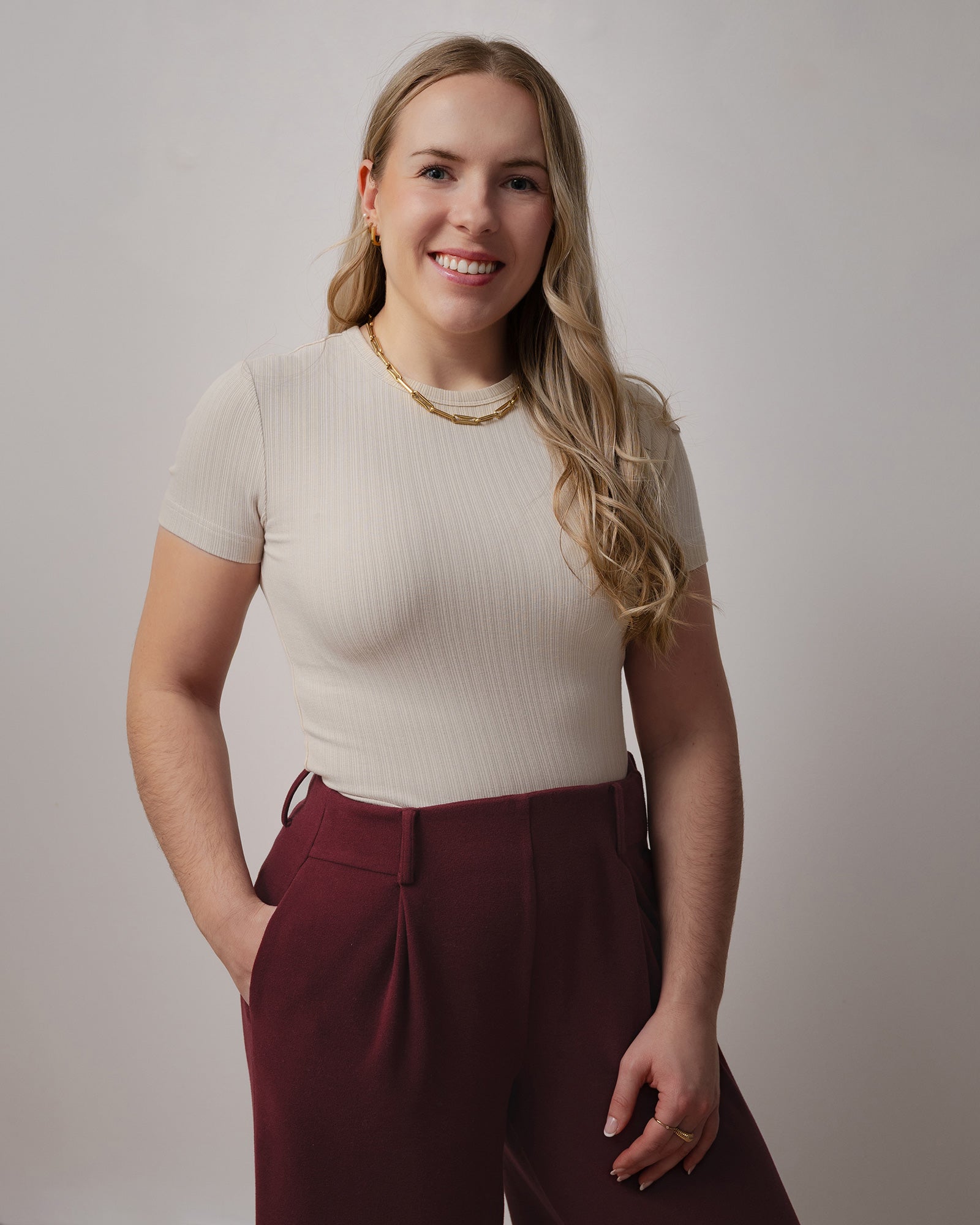 T-shirt femme gris côtelé Evazia en tissu extensible doux, coupe minimaliste ajustée, haut confortable et polyvalent facile à agencer, idéal pour un look casual chic au quotidien.