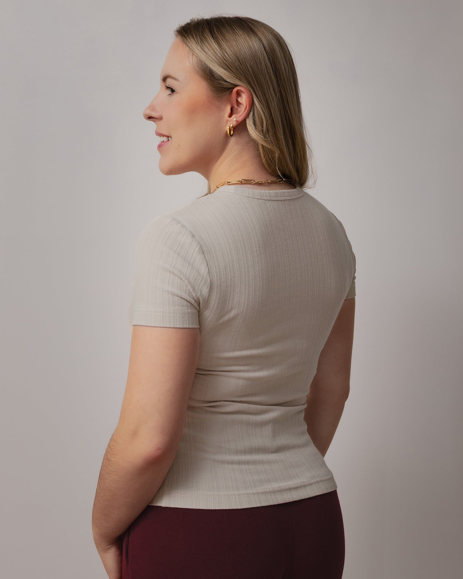 T-shirt femme gris côtelé Evazia en tissu extensible doux, coupe minimaliste ajustée, haut confortable et polyvalent facile à agencer, idéal pour un look casual chic au quotidien.